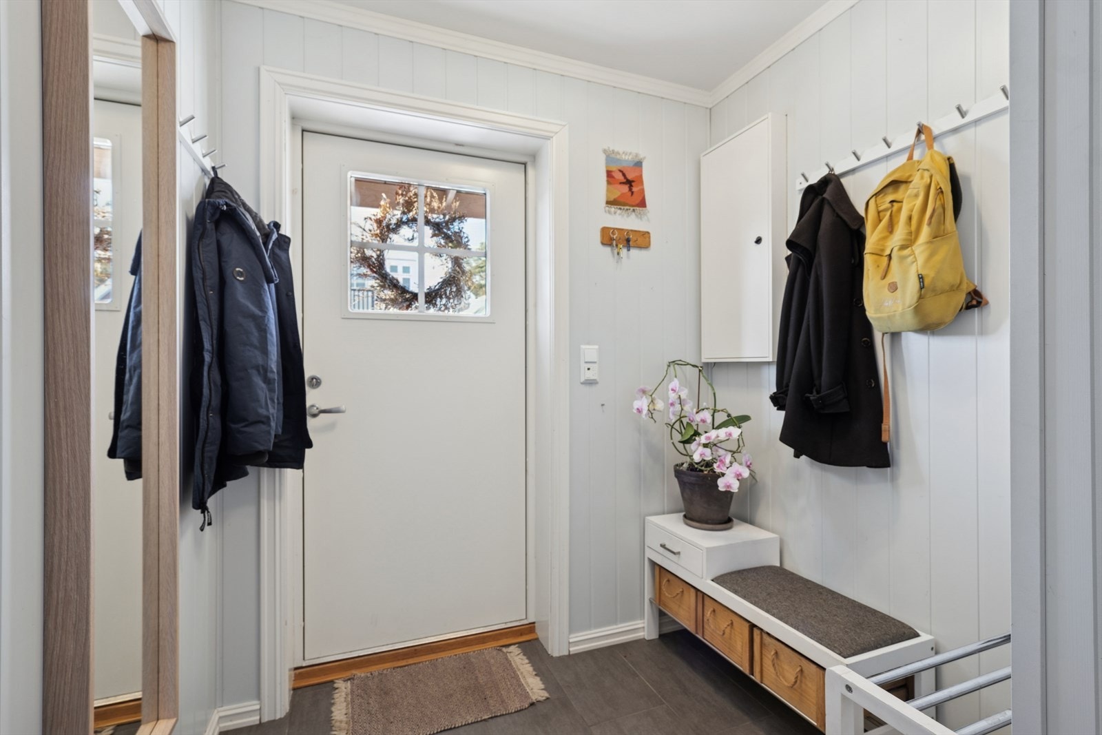 Man kommer inn i romslig entrè med god plass til å henge av seg Galleribilde