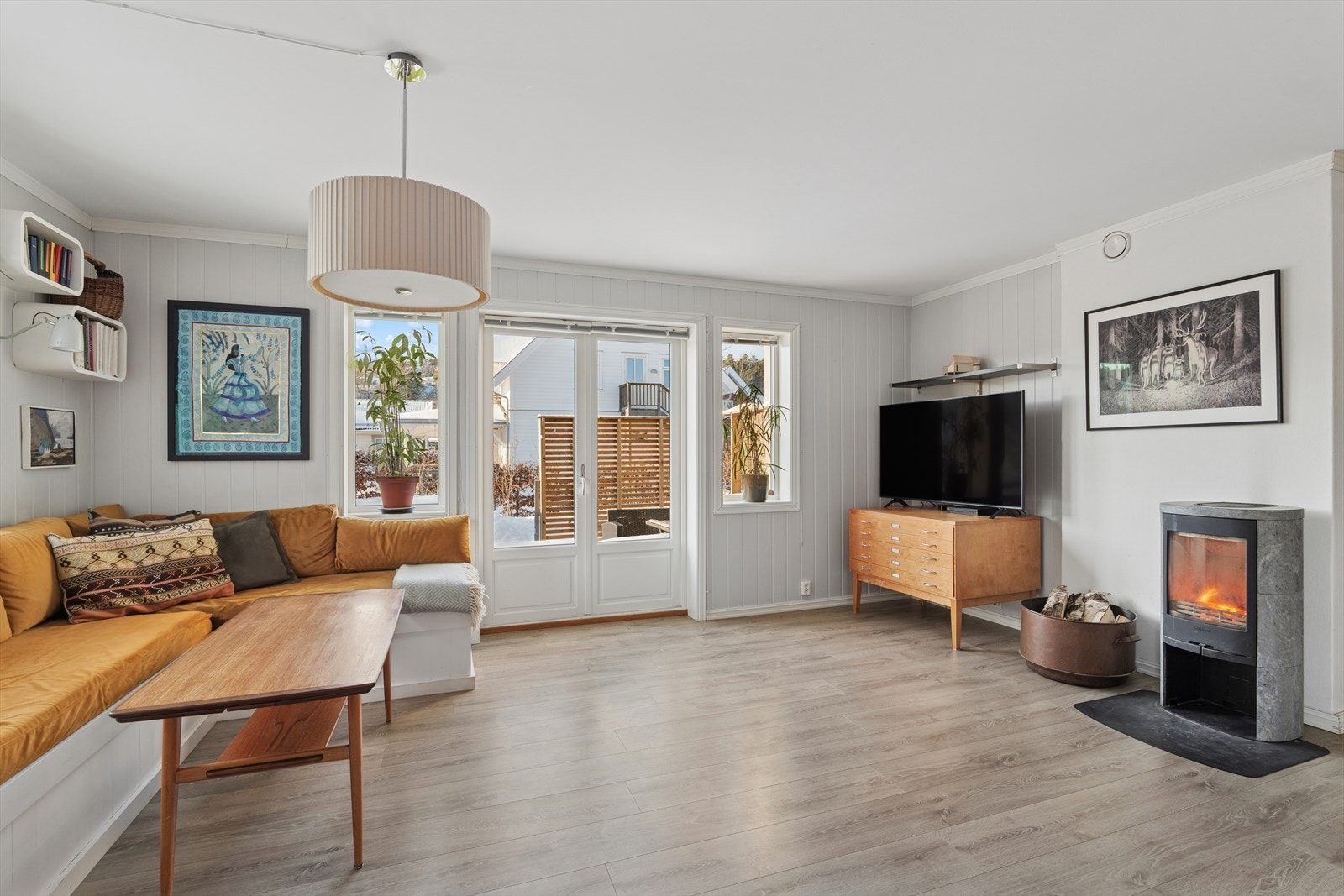 Stuen har åpen løsning mot kjøkken - og er holdt i tidløse nyanser Galleribilde