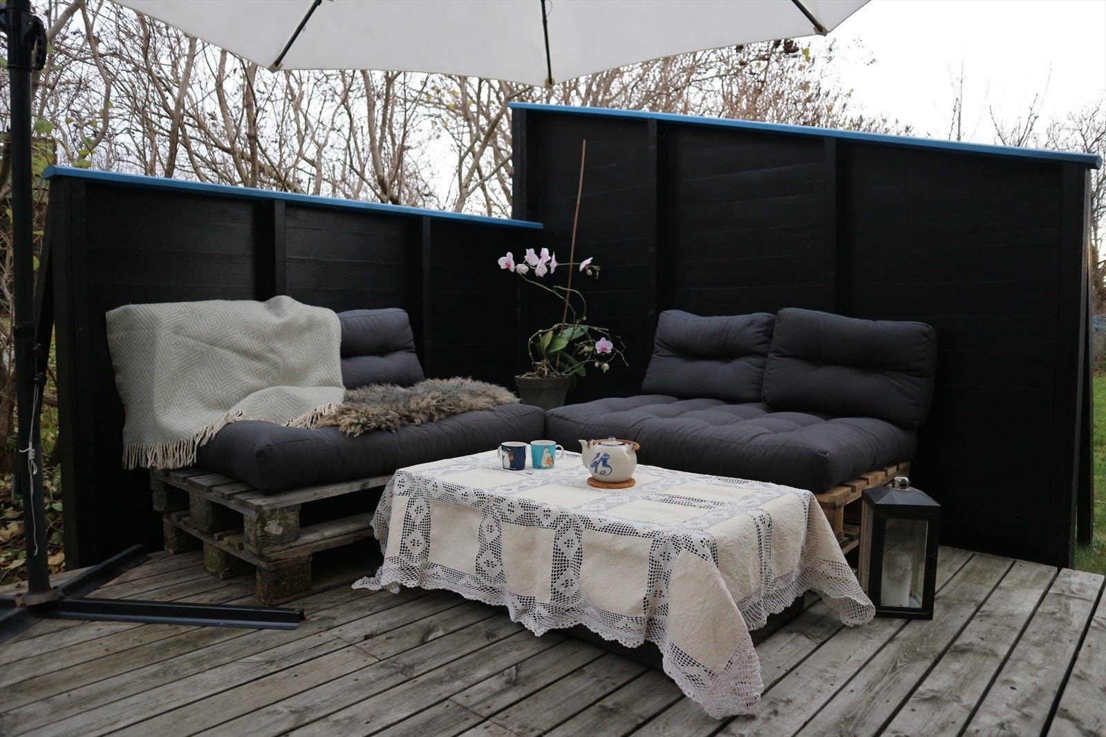 Leveggen rammer inn uteplassen og skjermer godt for innsyn Galleribilde