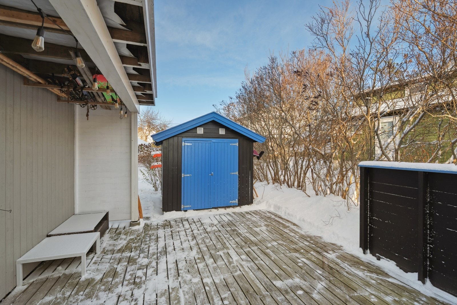 Her er det satt opp en praktisk sportsbod og i tillegg god plass til både spisemøblement og loungemøbler Galleribilde