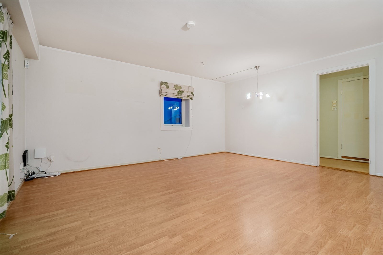 Stuen med vindu mot nord, badet rett frem. Galleribilde