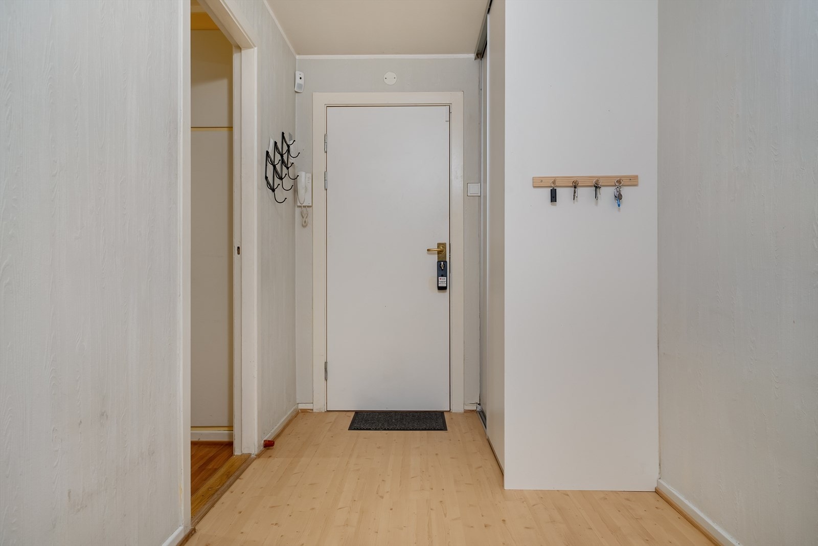 Entre m/garderoben. Galleribilde