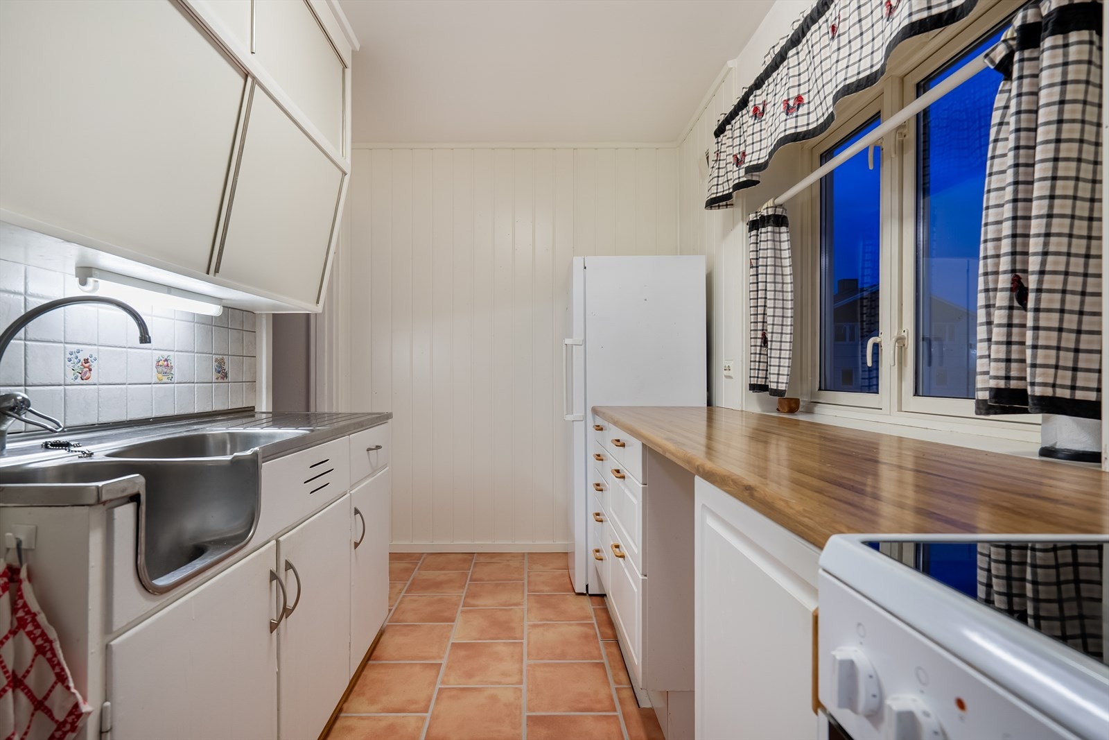 Kjøkkenet, praktisk løsning - fin utsikt når du baker. Galleribilde