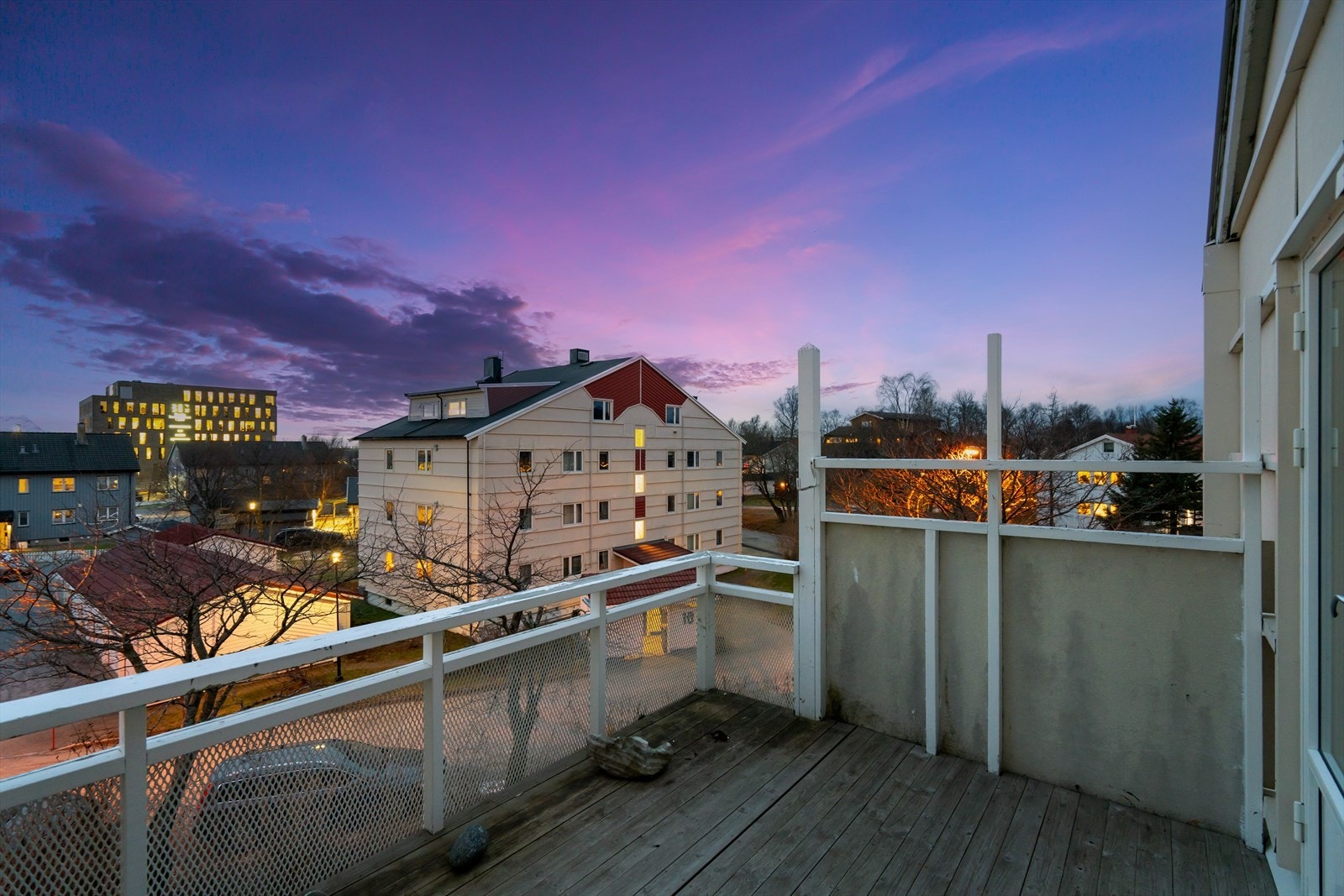 Balkongen har strålende solforhold, ingen balkong rett over. Galleribilde