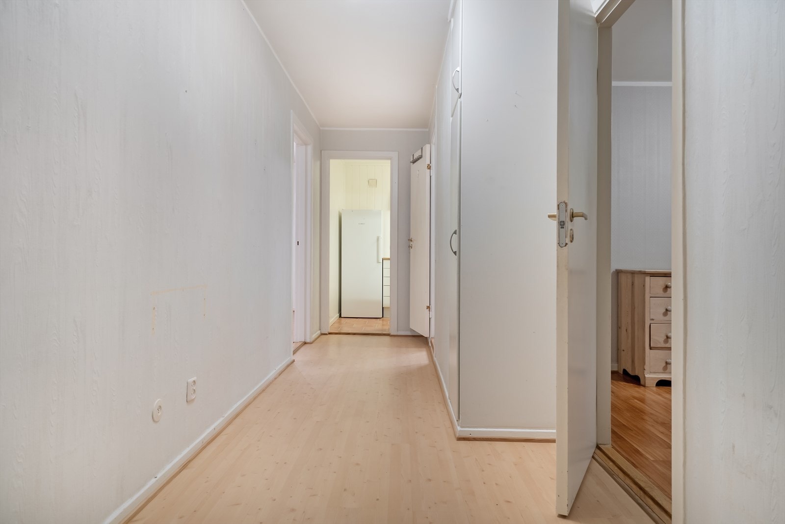 Entreen, kjøkken innerst og stue til venstre. Galleribilde