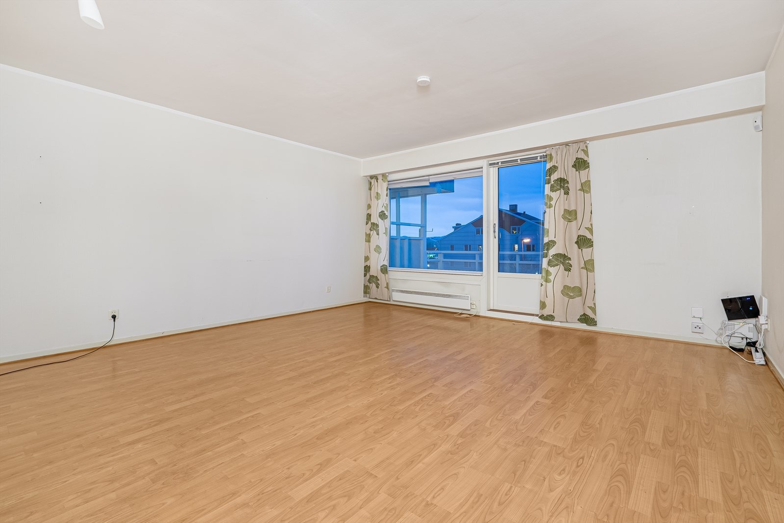 Stuen, utgang til solrik balkong. Galleribilde