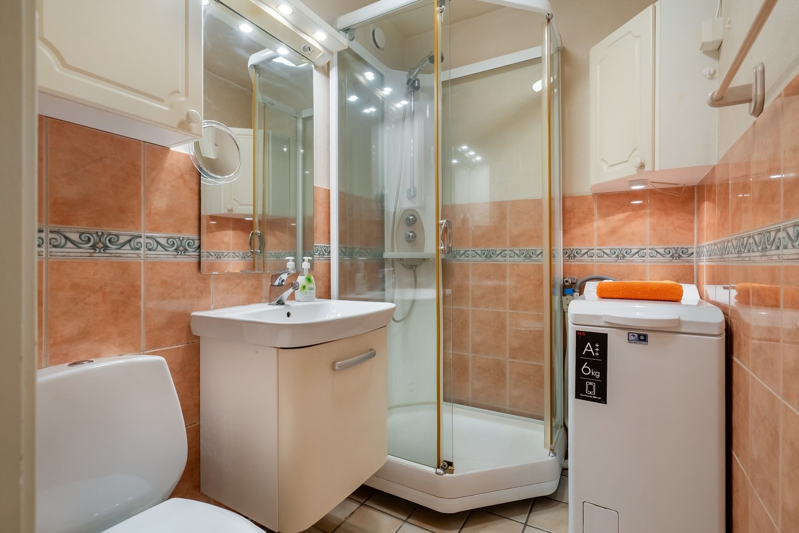 Praktisk bad, med fliser og kabinett. Galleribilde