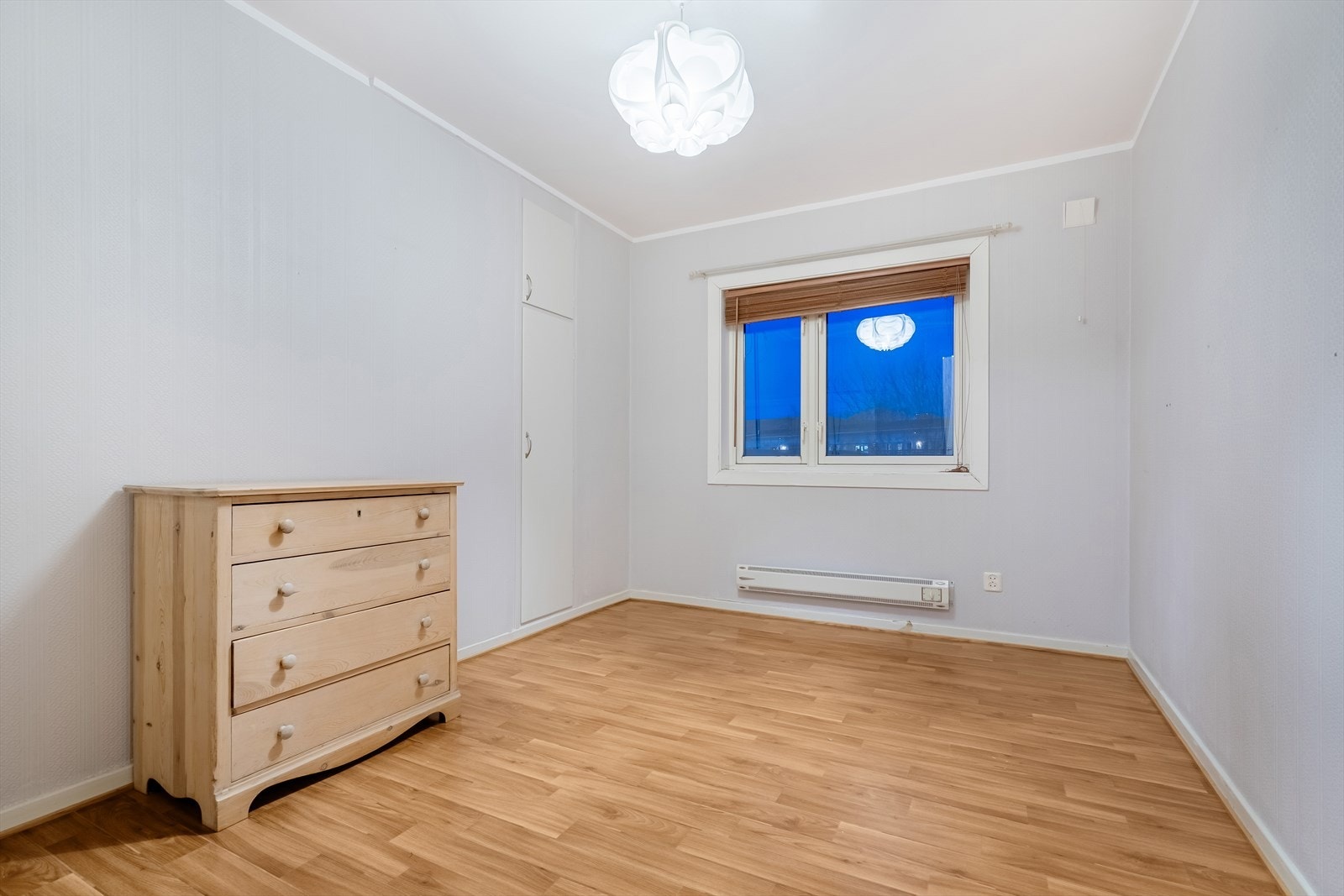 Det samme soverommet uten møblering. Lyst og fint. Galleribilde