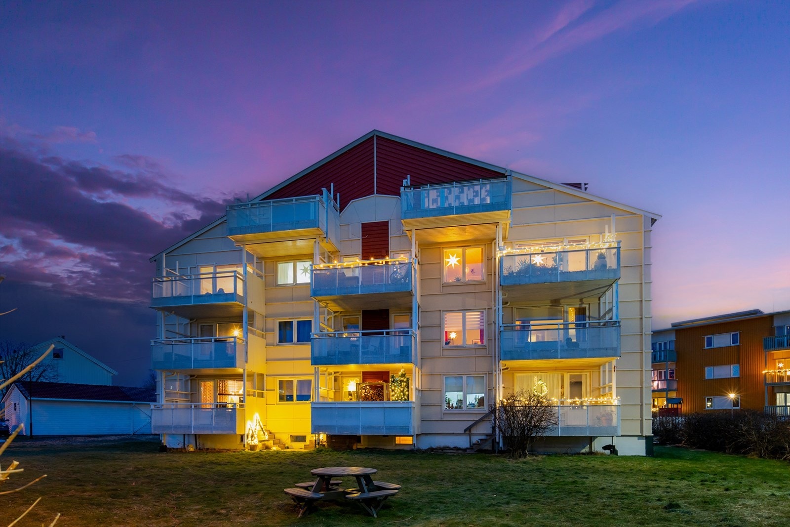 FasadeFasaden ligger rett vei, om du liker lang solgang.. Galleribilde