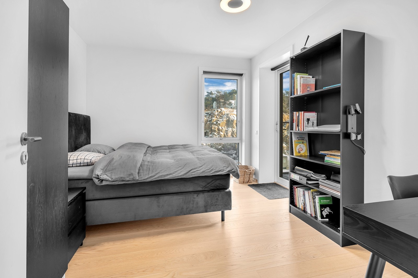 Godt soverom med god plass til dobbeltseng, garderobe og skrivebord. Galleribilde