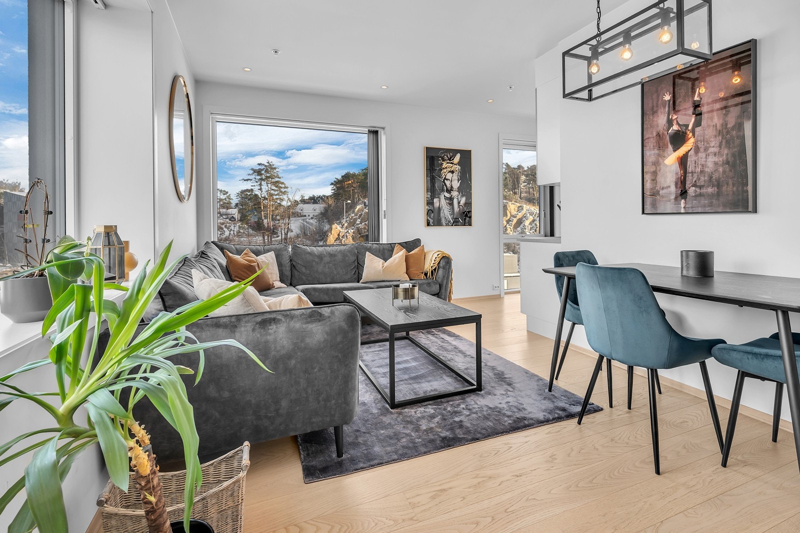 Med endeleiligheten har du store vindusflater som gir rikelig med lysinnslipp og flott utsyn mot kanalen. Galleribilde