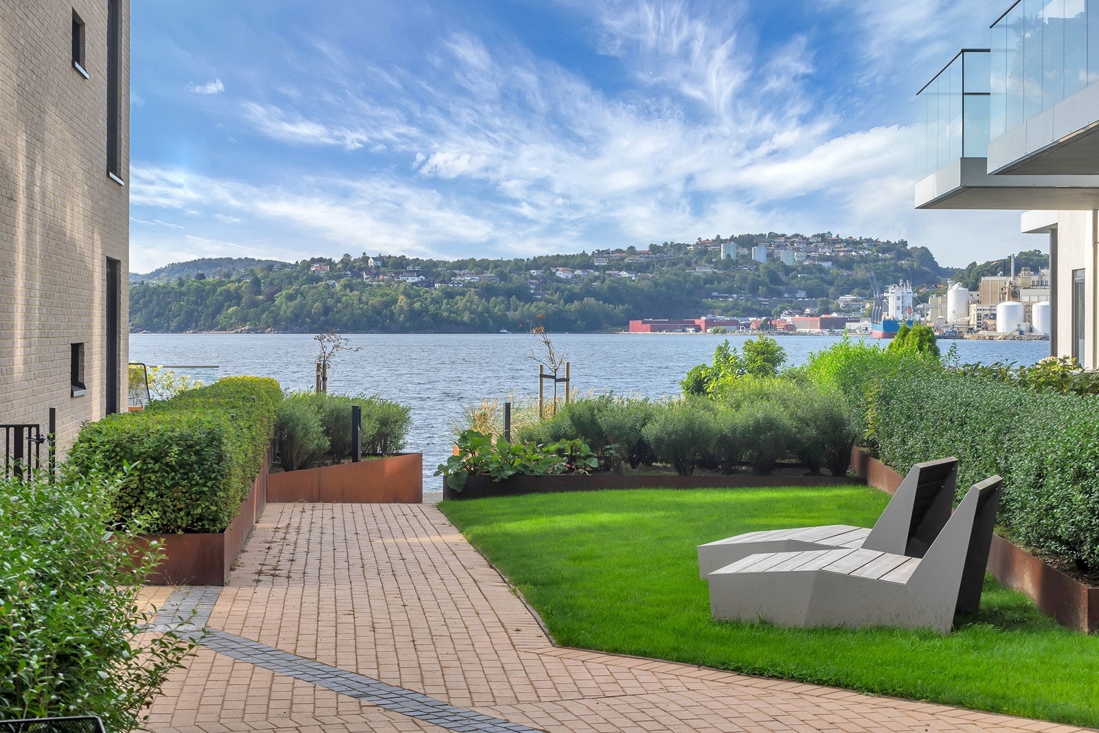 Grønne fellesområder. Fra leiligheten er det gåavstand til Kristiansand sentrum med enkel tilgang til butikker, restauranter, kulturtilbud og kollektivtransport. Galleribilde