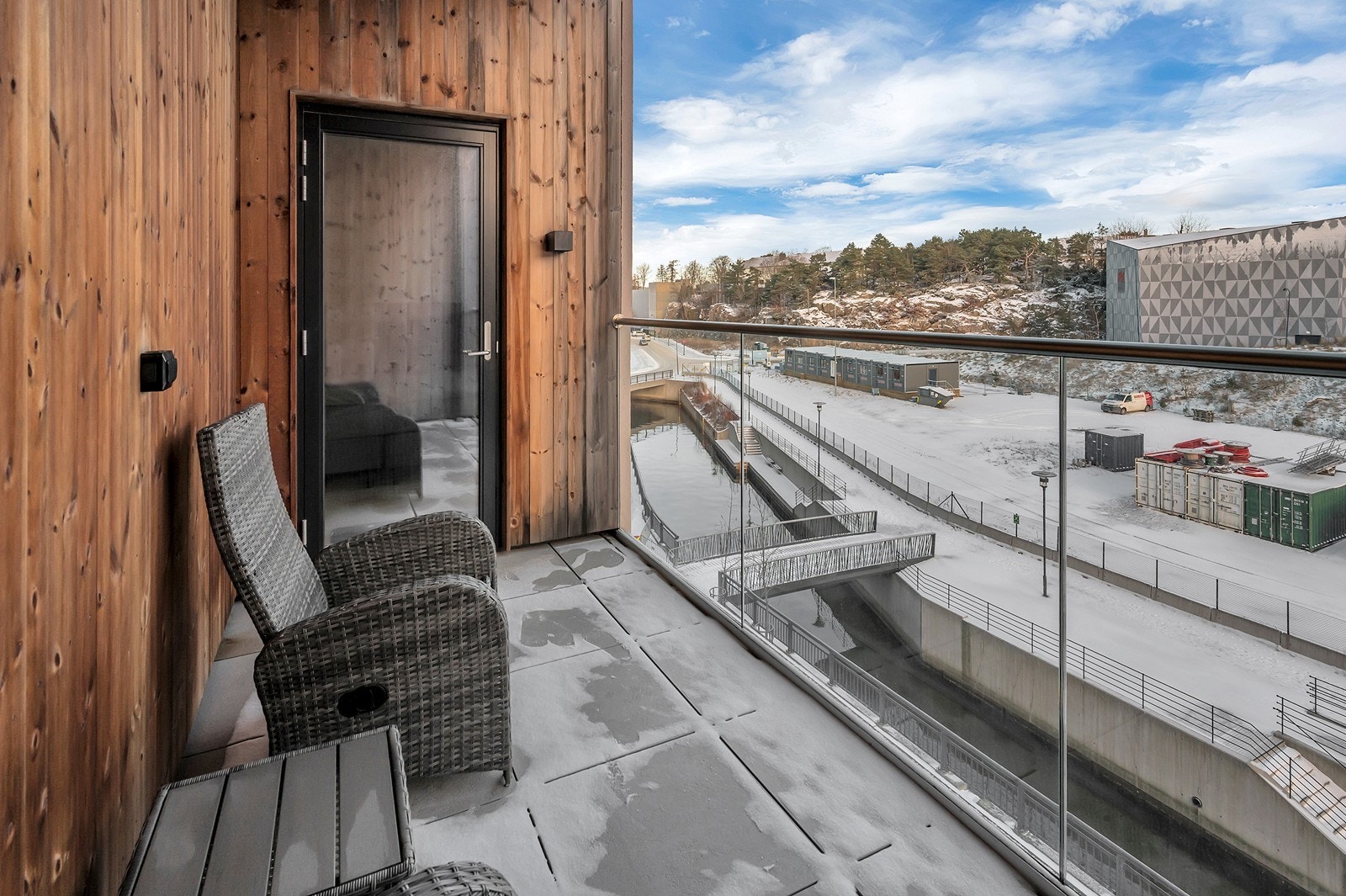 Leilighetsbygget ligger ved en vakker kanal med tilgang til brygger, badeplasser og solrike uteområder. Like ved ligger Odderøya med fredelig natur, populære turområder, skogsstier og fine utsiktspunkter. Galleribilde