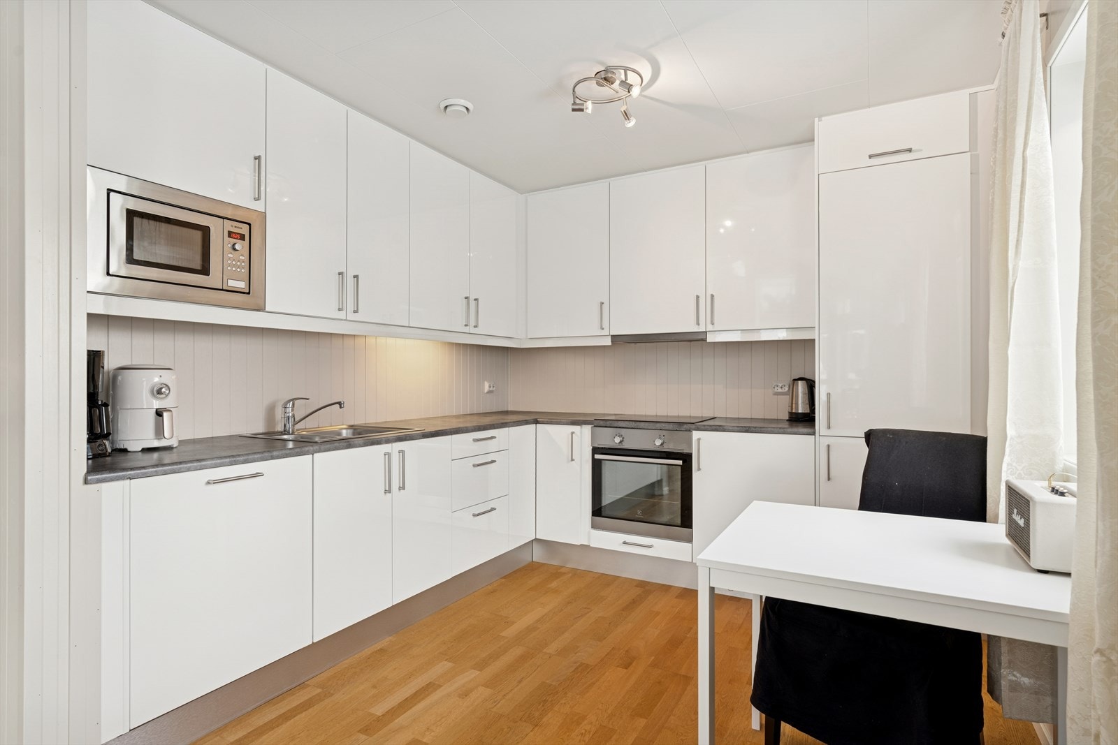 Kjøkkenet har innredning med glatte fronter og laminert benkeplate. Galleribilde