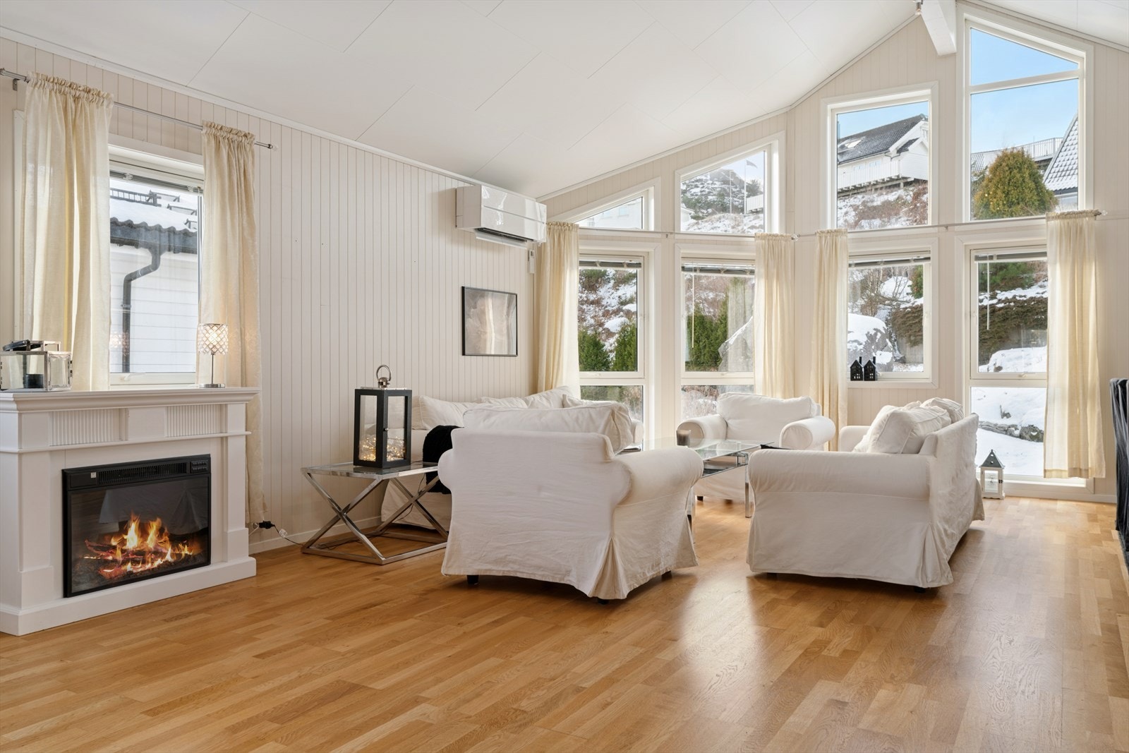 Boligen måler 124 kvm (internt bruksareal) og strekker seg over to plan. Galleribilde