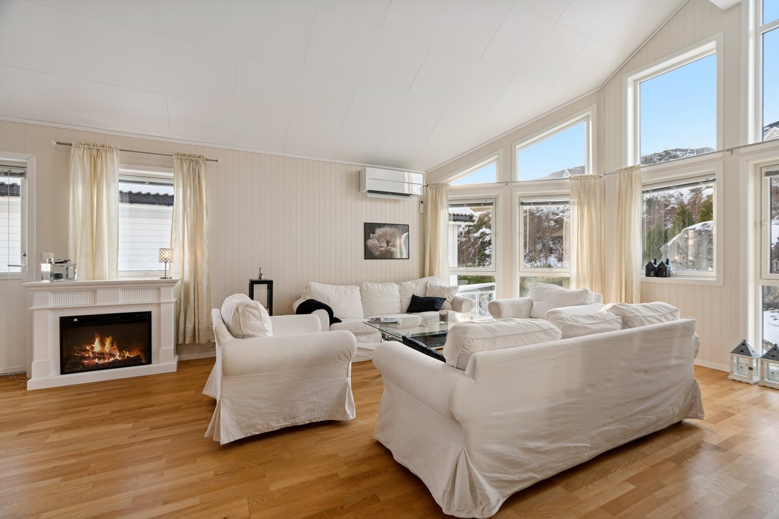 Innvendig byr boligen på en lys og luftig stue- og kjøkkenløsning på øverste plan. Galleribilde