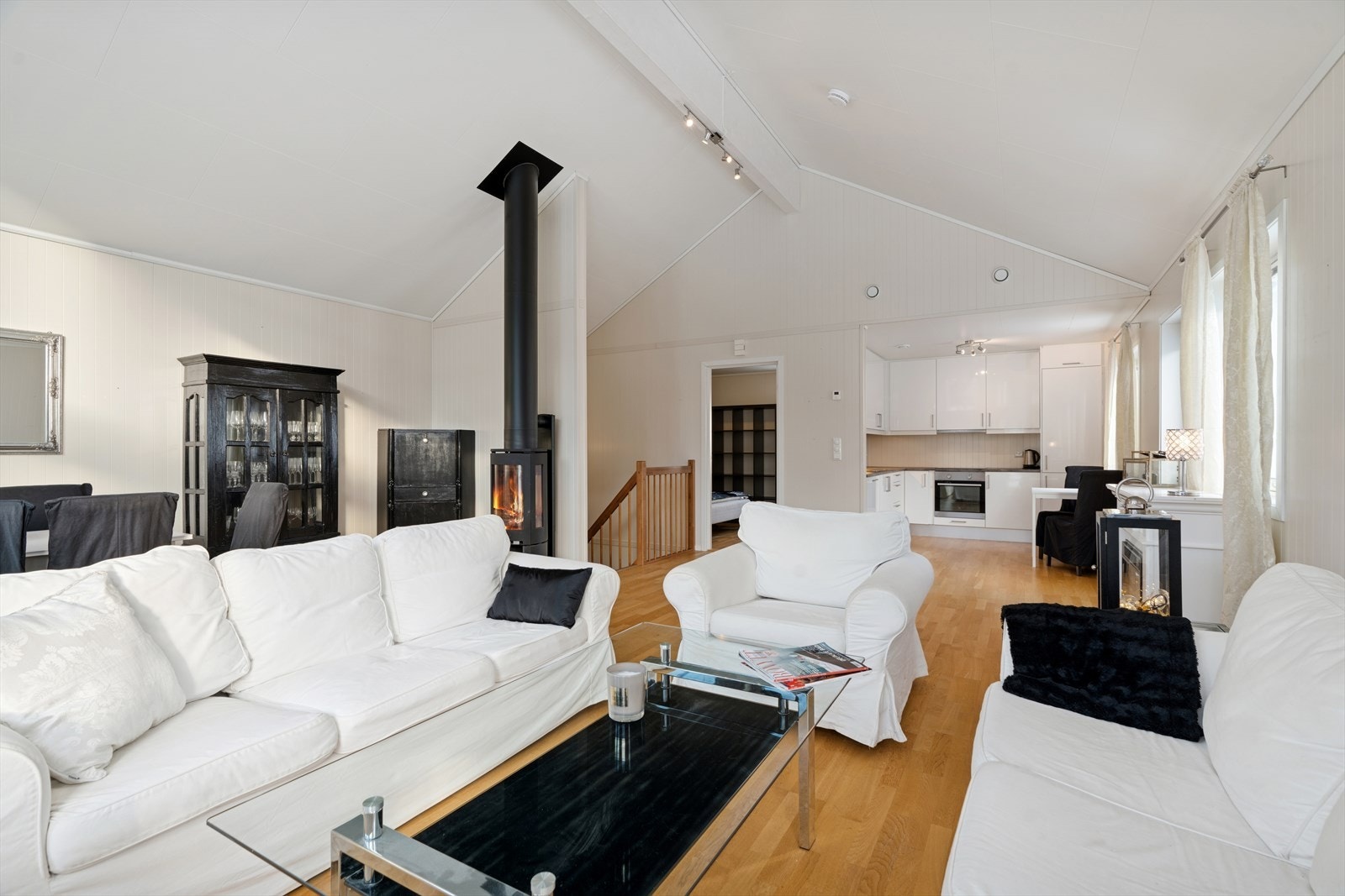 Boligen har parkett på gulvet, mens veggene er kledd med malte plater i panelprofil. Galleribilde