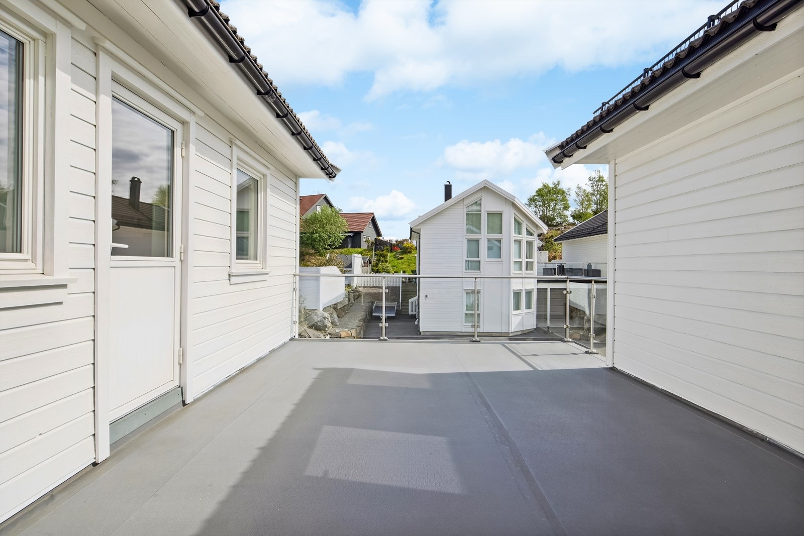 Perfekt for utemøbler og grill, med god plass til hyggelige sammenkomster. Galleribilde