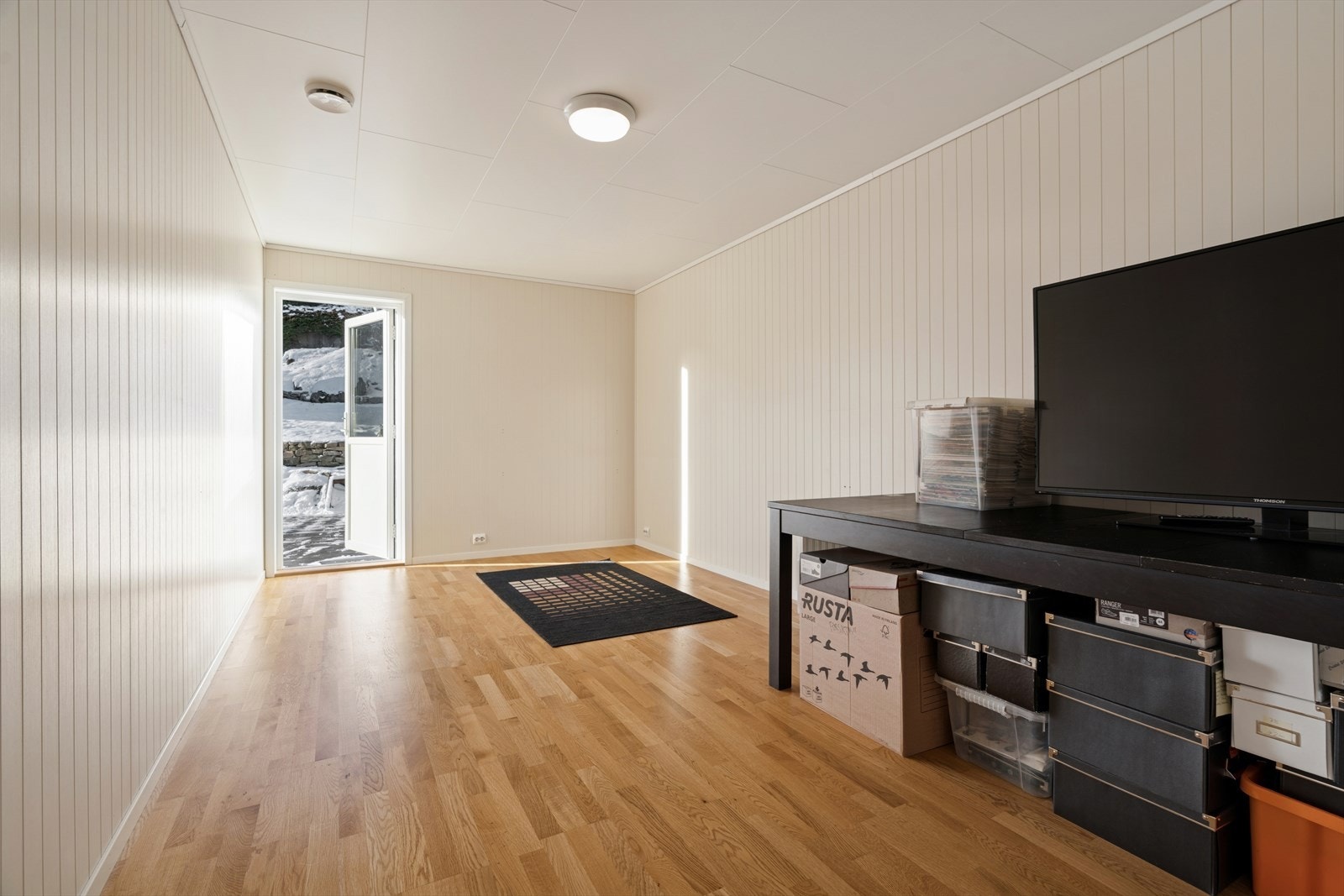 Fra det ene soverommet i første etasje er det dør ut til boligens uteområde på baksiden. Galleribilde