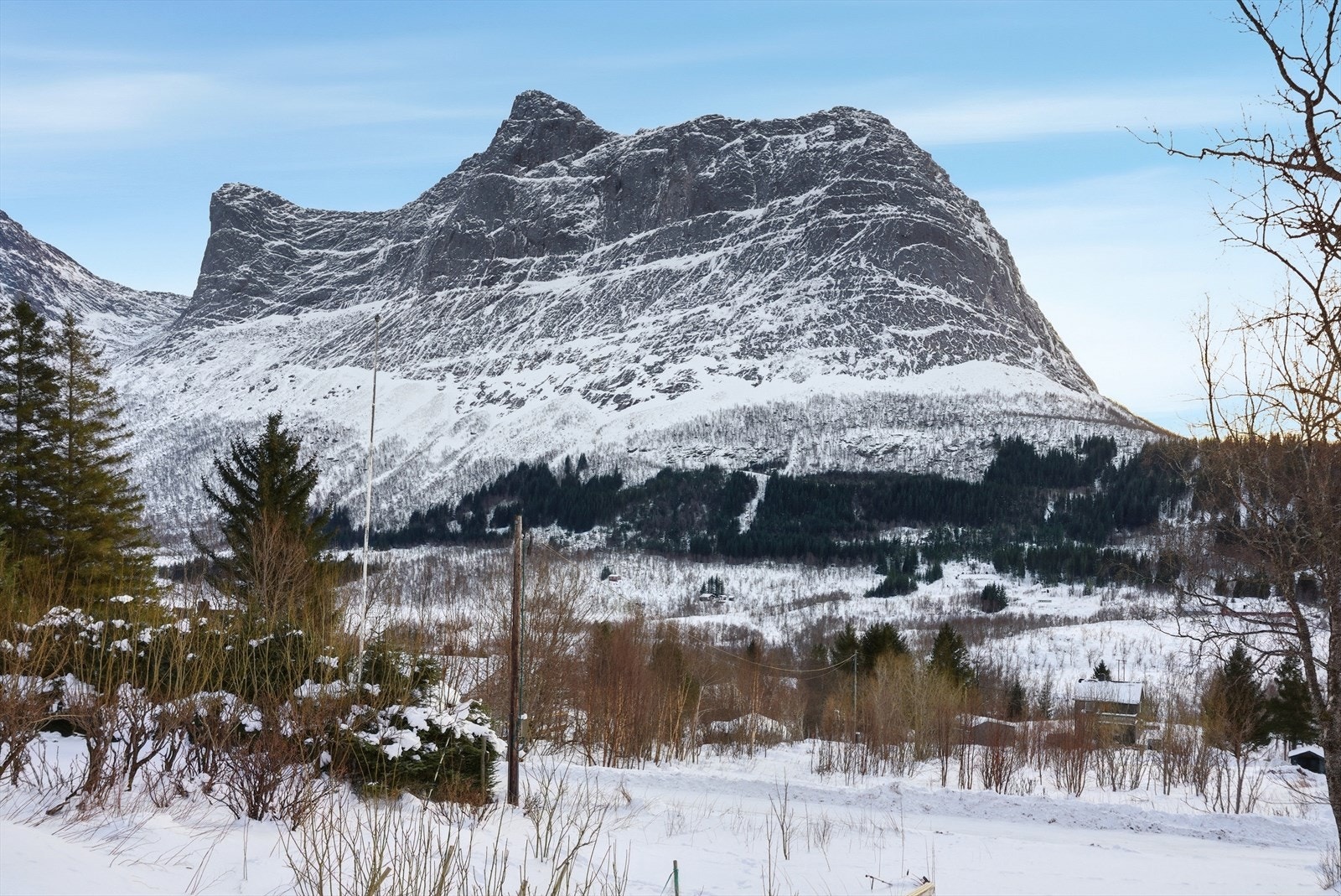 Naturskjønn utsikt med majestetiske fjell. Galleribilde