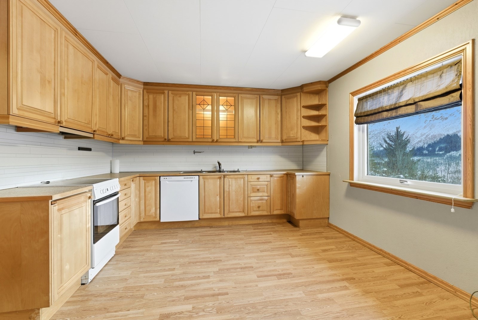 Kjøkkenet har fin plass til frokostbord ved vindusflater. Galleribilde