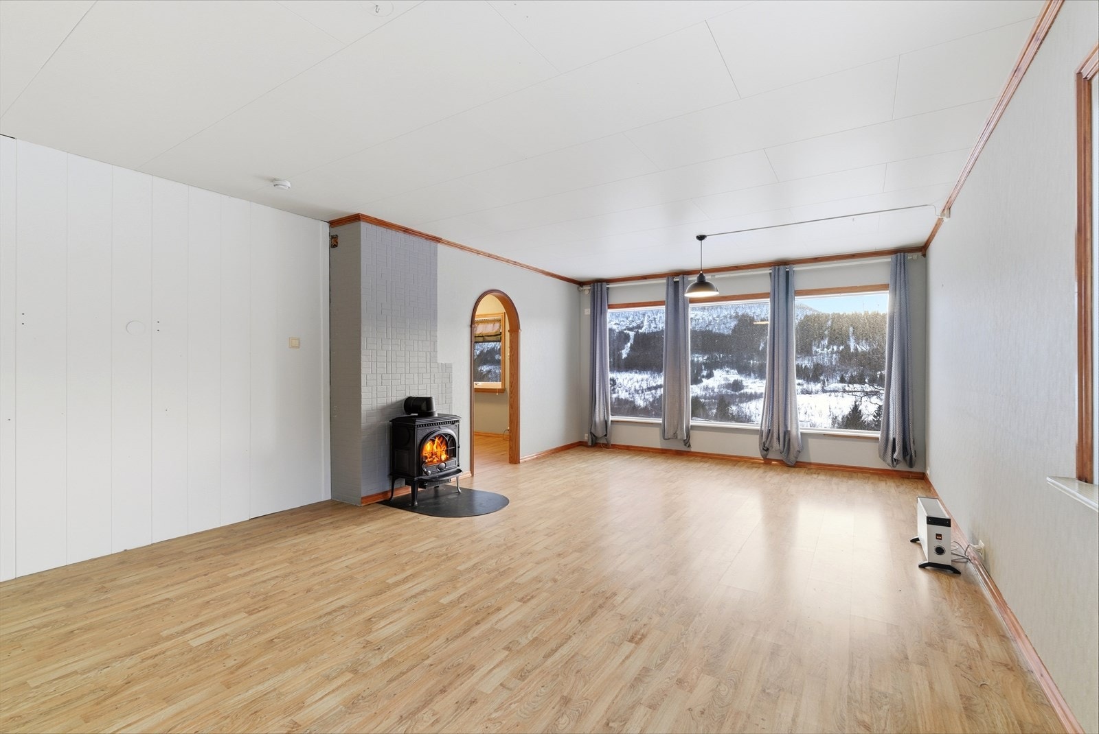 Luftig stue med store vindusflater som byr på flott utsikt. Galleribilde