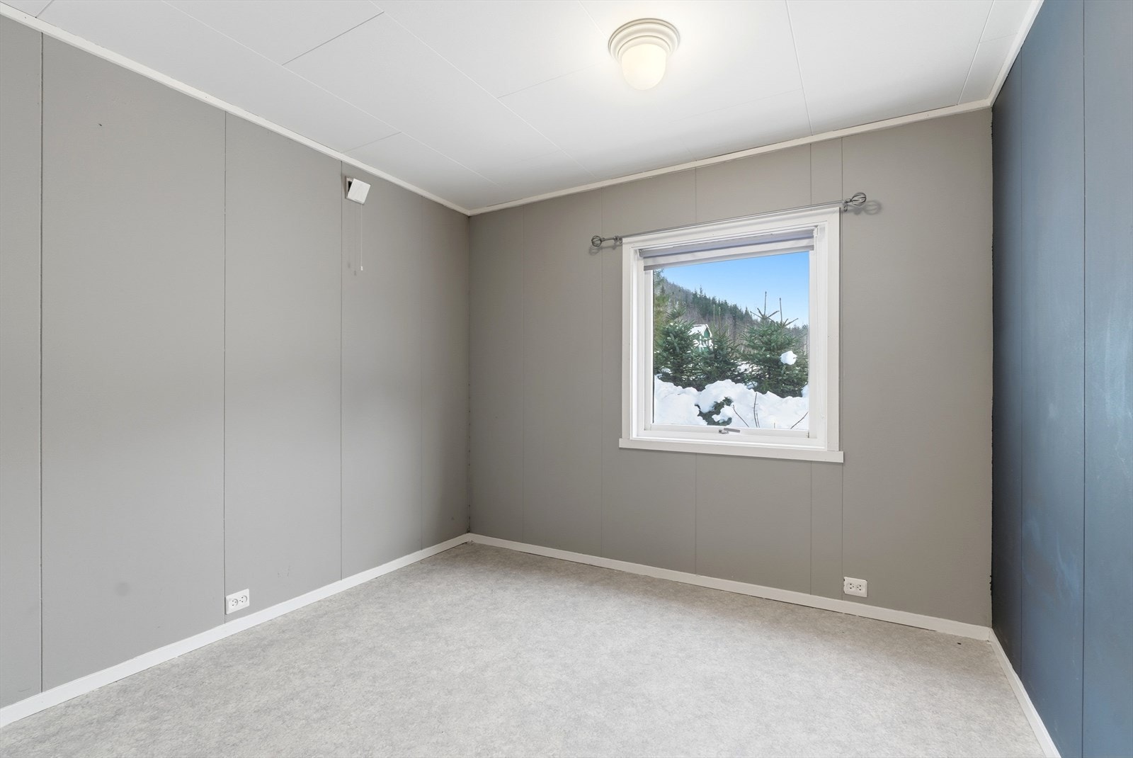 Soverom 2. God plass til seng og oppbevaringsløsning. Galleribilde