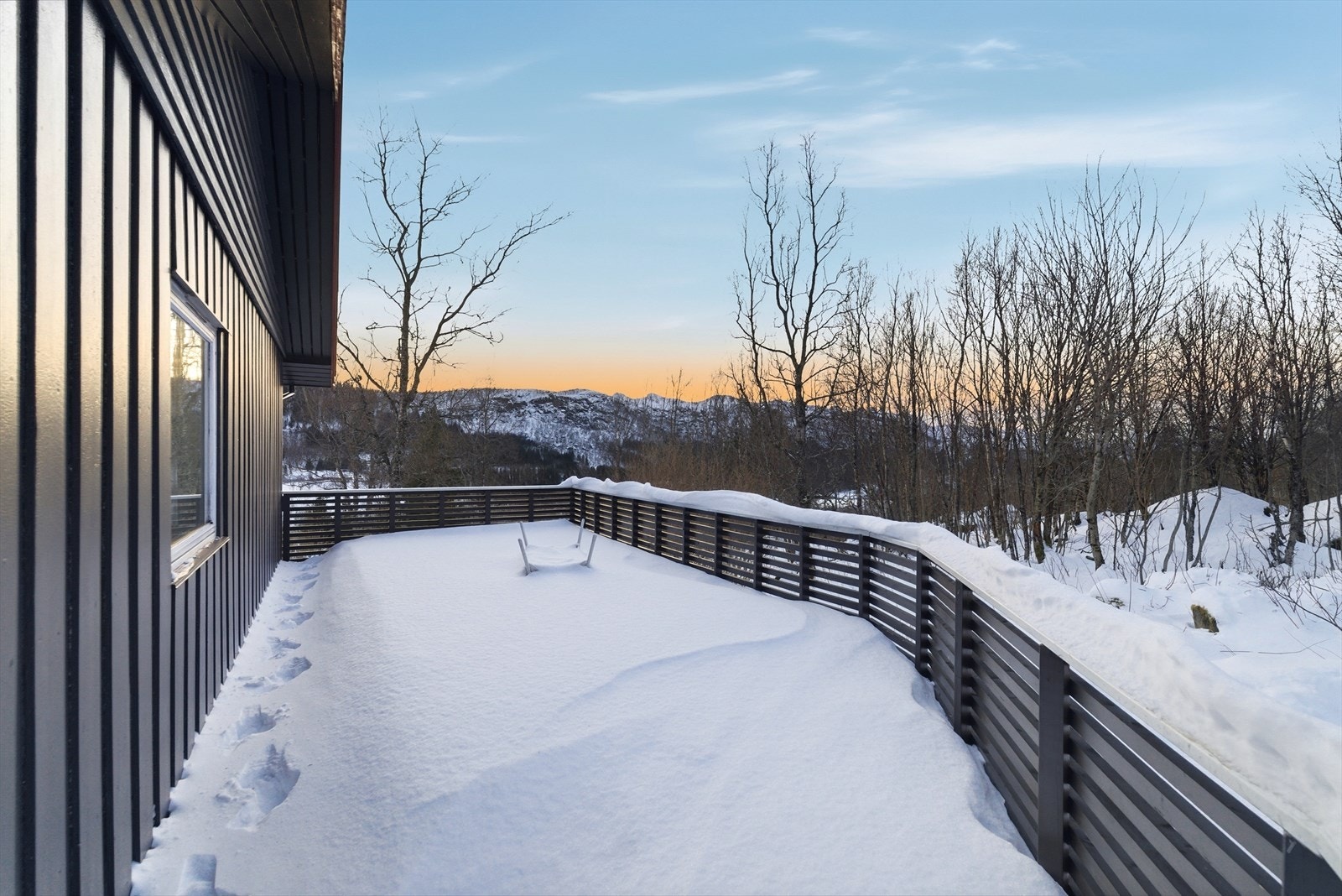 Nyt solen på en romslig påkostet balkong som har god plass til utemøbler og grill for hele familien. Galleribilde