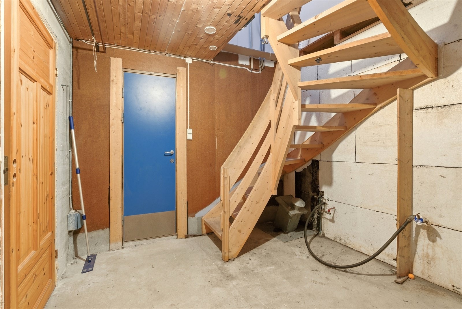 Kjeller. Det er ekstra inngang til kjeller. Galleribilde