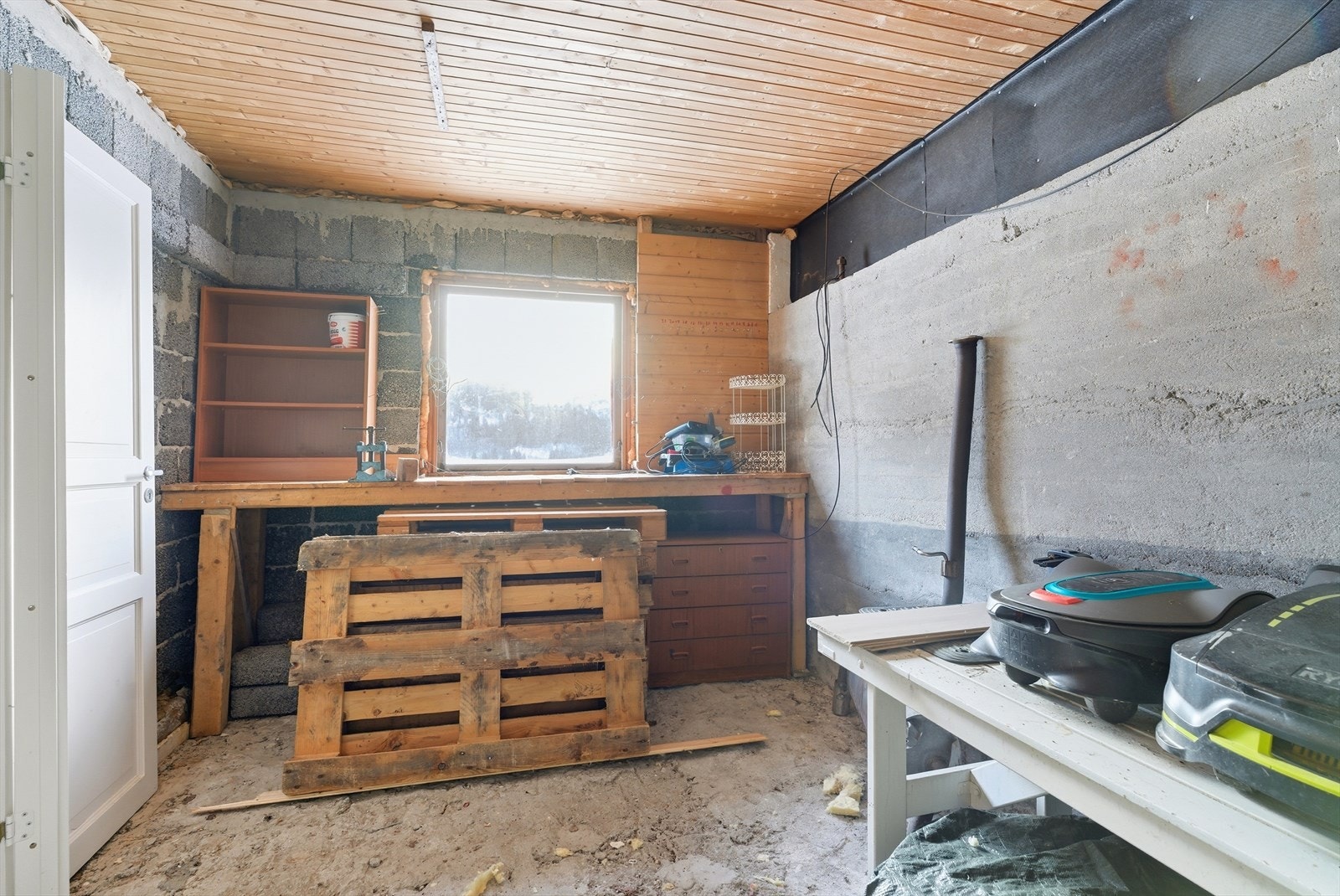 Verksted. Innbo som står i bolig i dag medfølger. Galleribilde