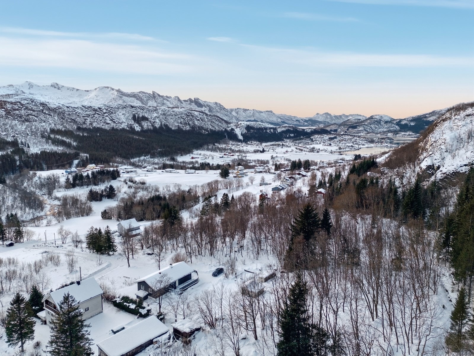 Det medfølger 2 uteboder. Galleribilde