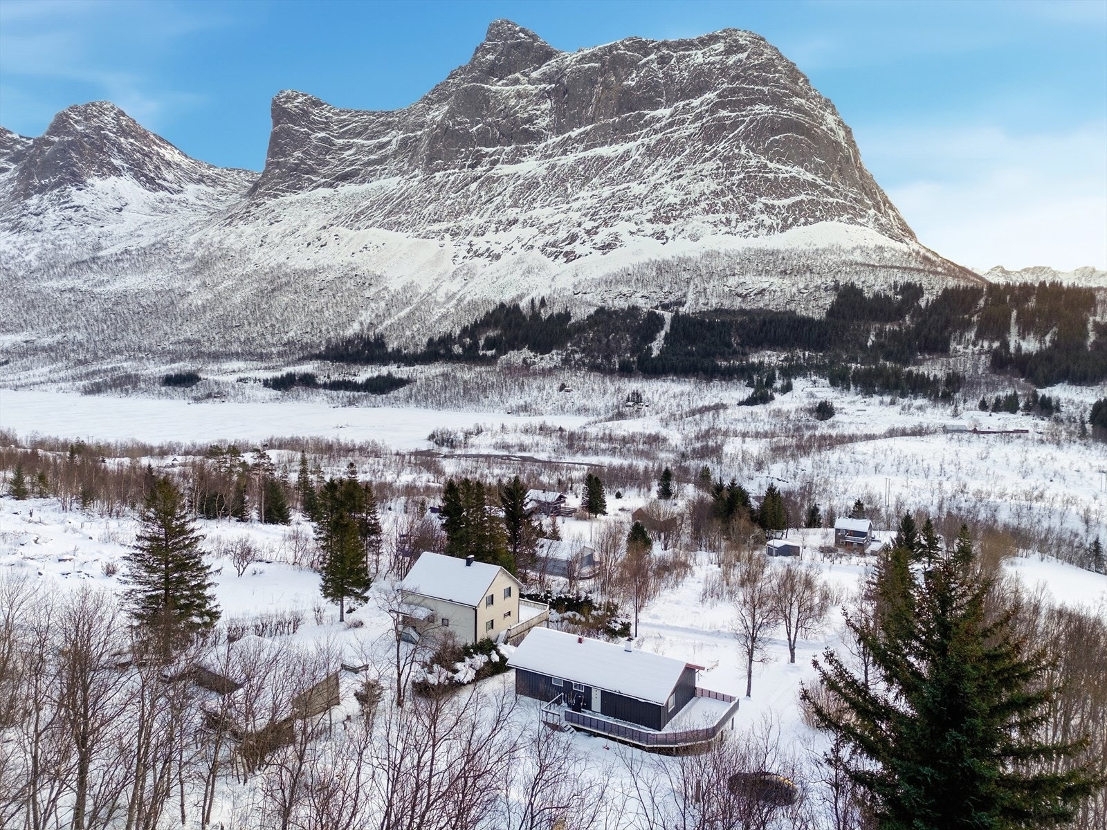 Enebolig med naturskjønn utsikt. Galleribilde