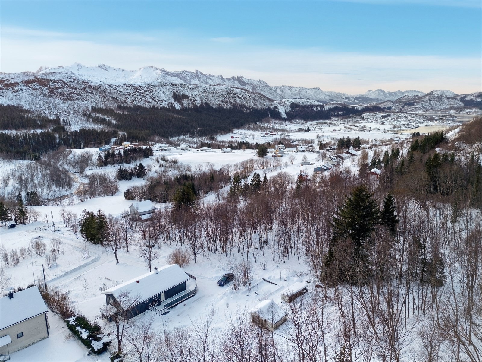 Landlige omgivelser fortsatt kun 4 km fra Ørnes sentrum, og kun ca 1 -1,5 km gange til Spildra barnehage, skole, videregående skole. Galleribilde