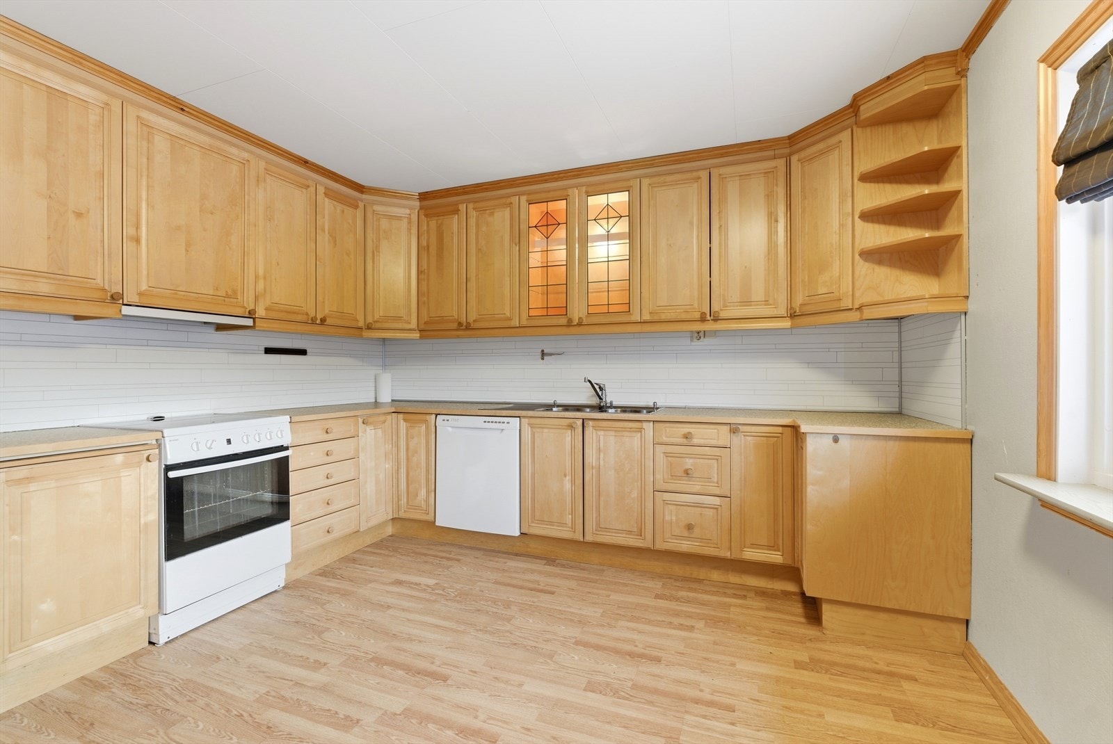 Luftig heltre kjøkken med svært god oppbevaringsplass. Nyere oppvaskmaskin. Galleribilde