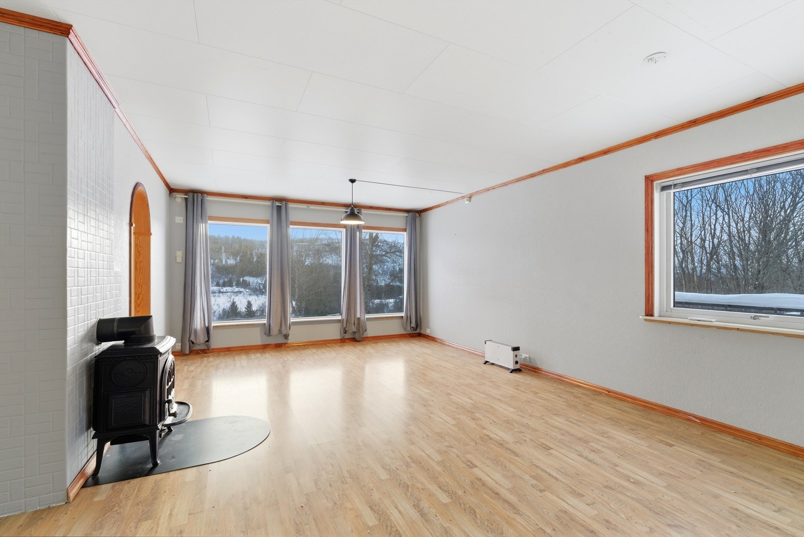 Romslig stue. Galleribilde