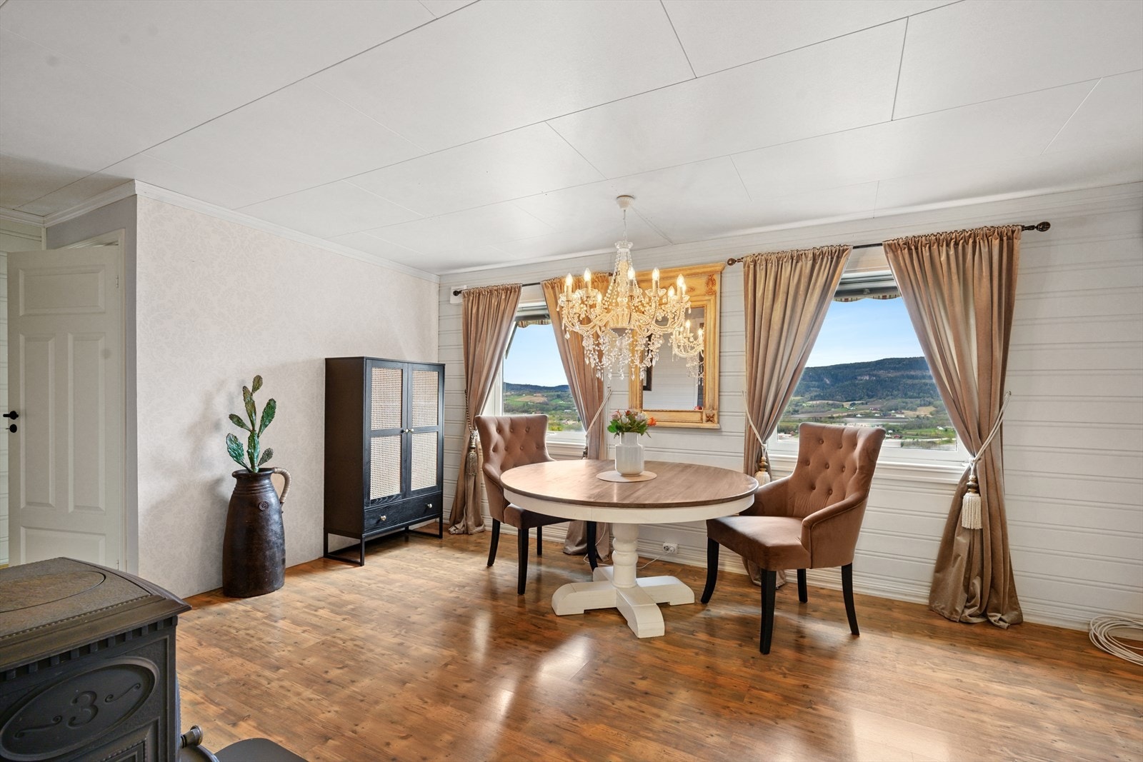 Koselig spisestue. Galleribilde