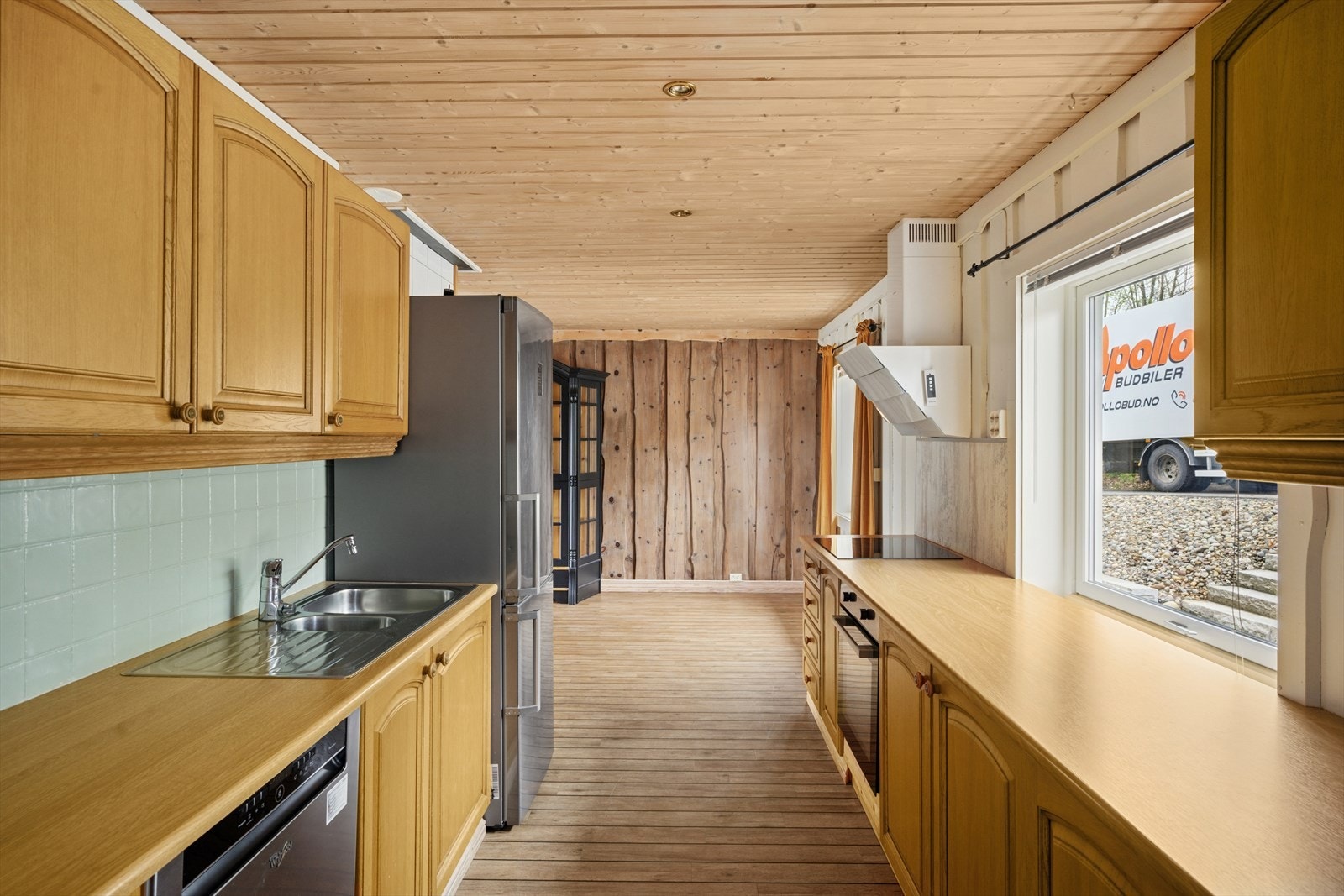 Benkeplaten er av laminat. Induksjonstopp og stekeovn. Kjøkkenventilator med avtrekk ut. Galleribilde