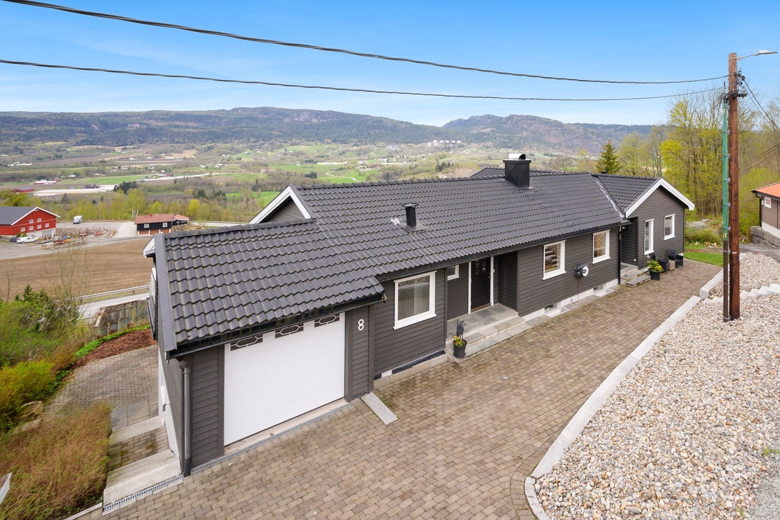 Garasje er sammenbygget med bolig. Nyere leddport av stål med elektrisk portåpner. Galleribilde