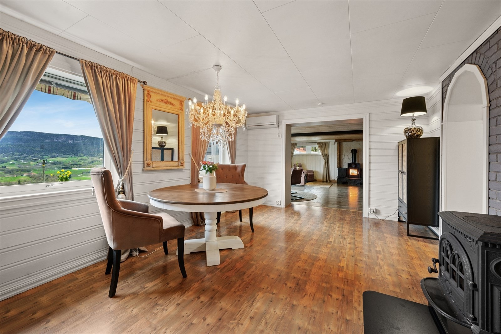 Her inviteres det til en rolig kopp med morgenkaffe - Eller en rask matbit til folk på farten. Vedovn. Galleribilde