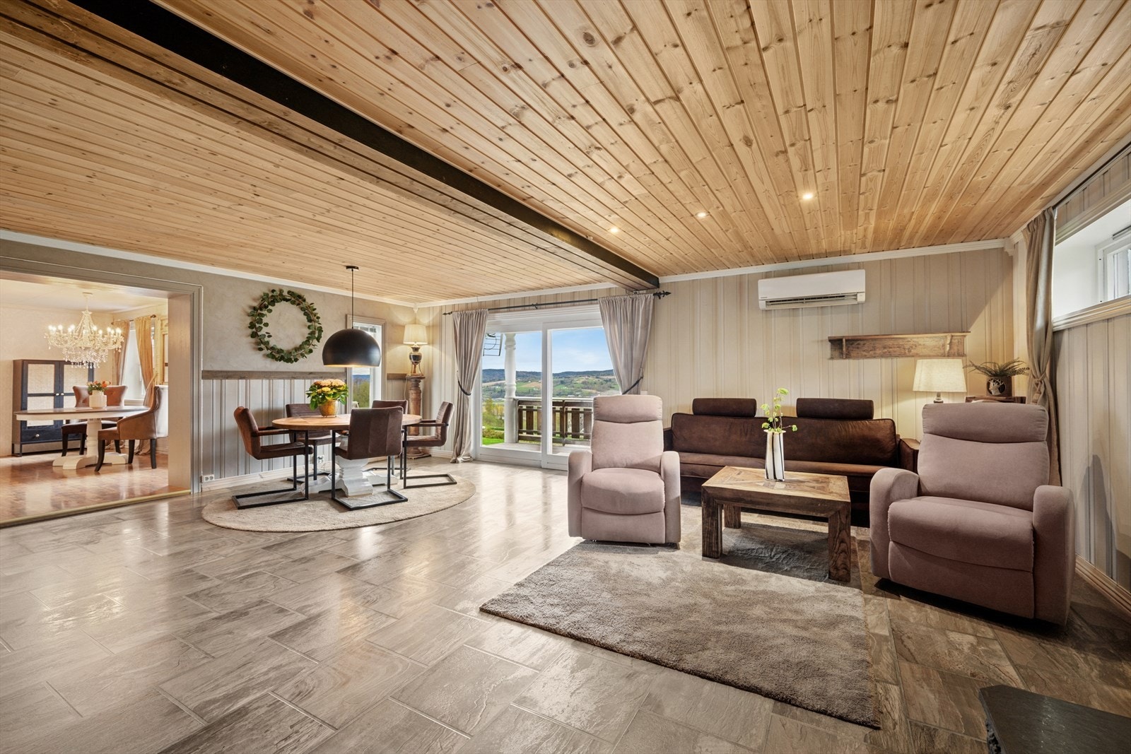 Lys og romslig stue med gode innredningsmuligheter til sofagruppe og tv-møblement. Galleribilde