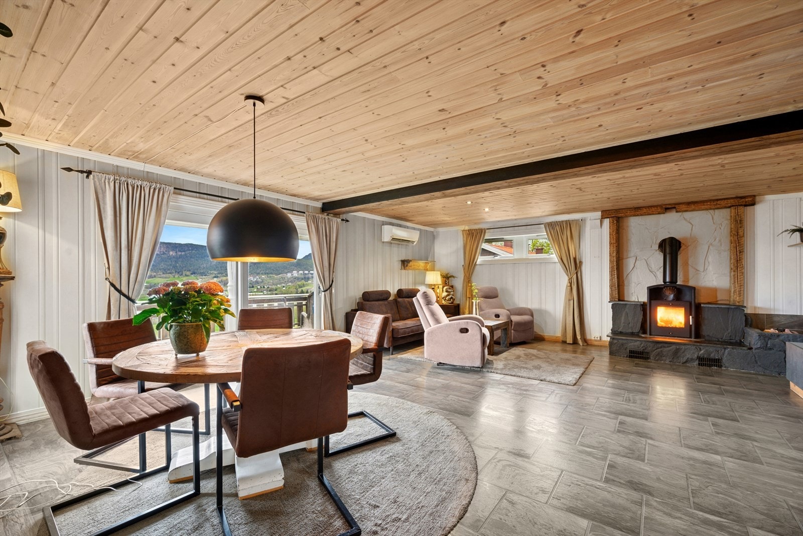 Peisovn og herlig varmepumpe som varmer godt hele året. Galleribilde