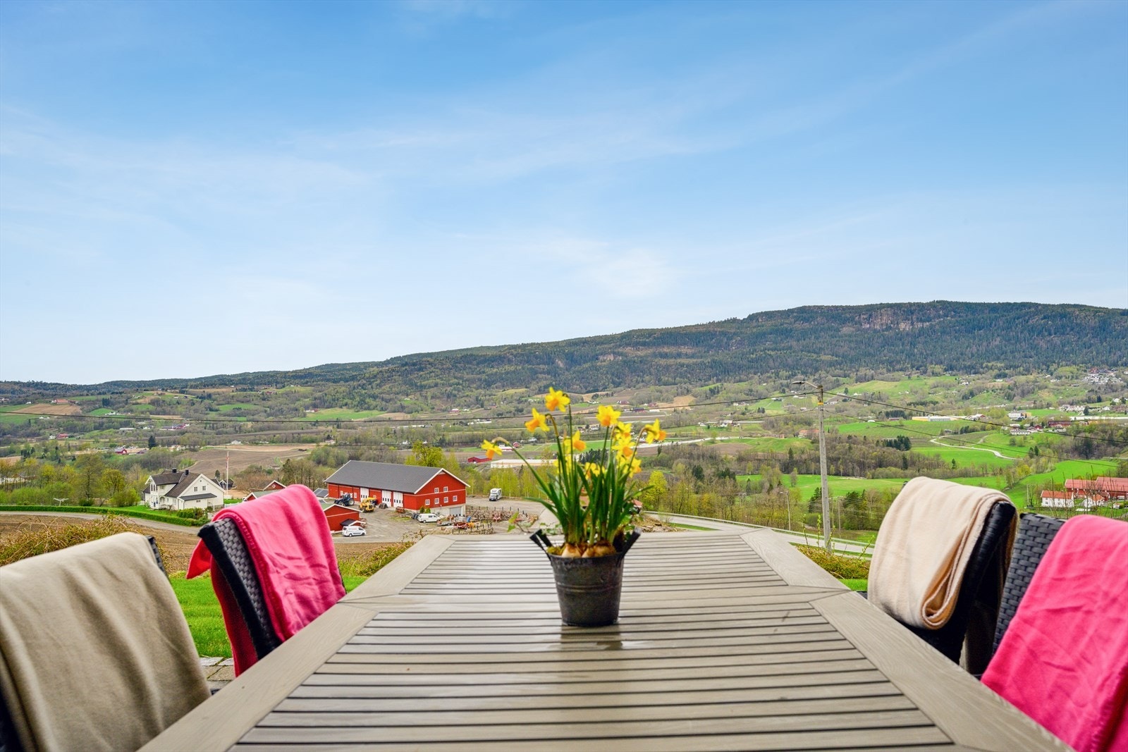 Her bor du tett på naturen hvor barna kan leke fritt i trygge omgivelser. Galleribilde