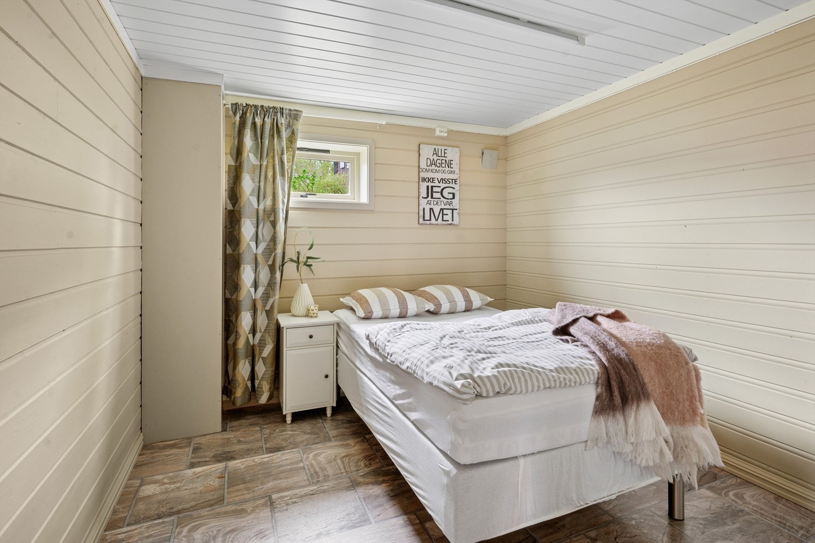 Underetasje hoveddel har 2 soverom av god størrelse. Galleribilde