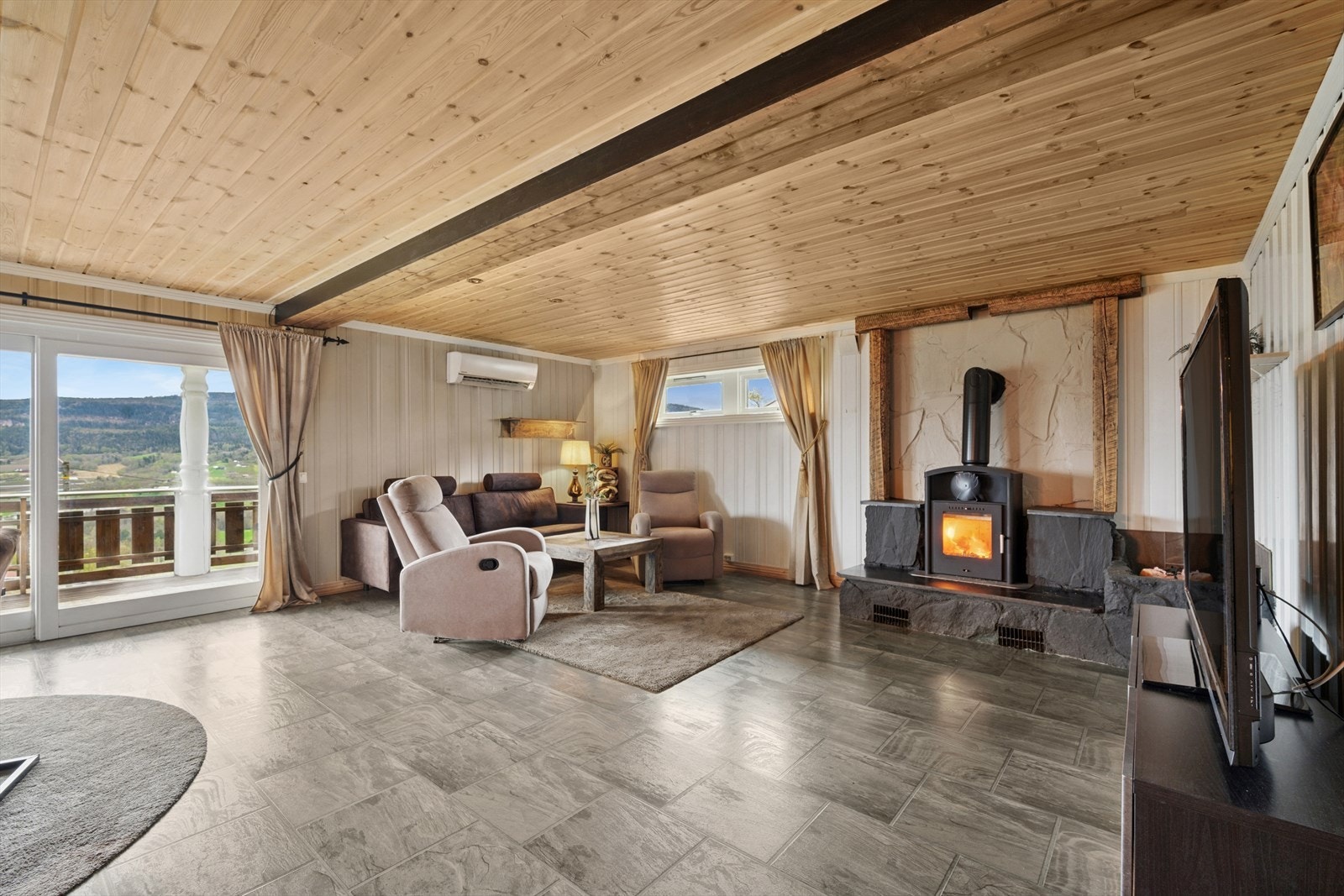 Peisovn og herlig varmepumpe som varmer godt hele året. Galleribilde