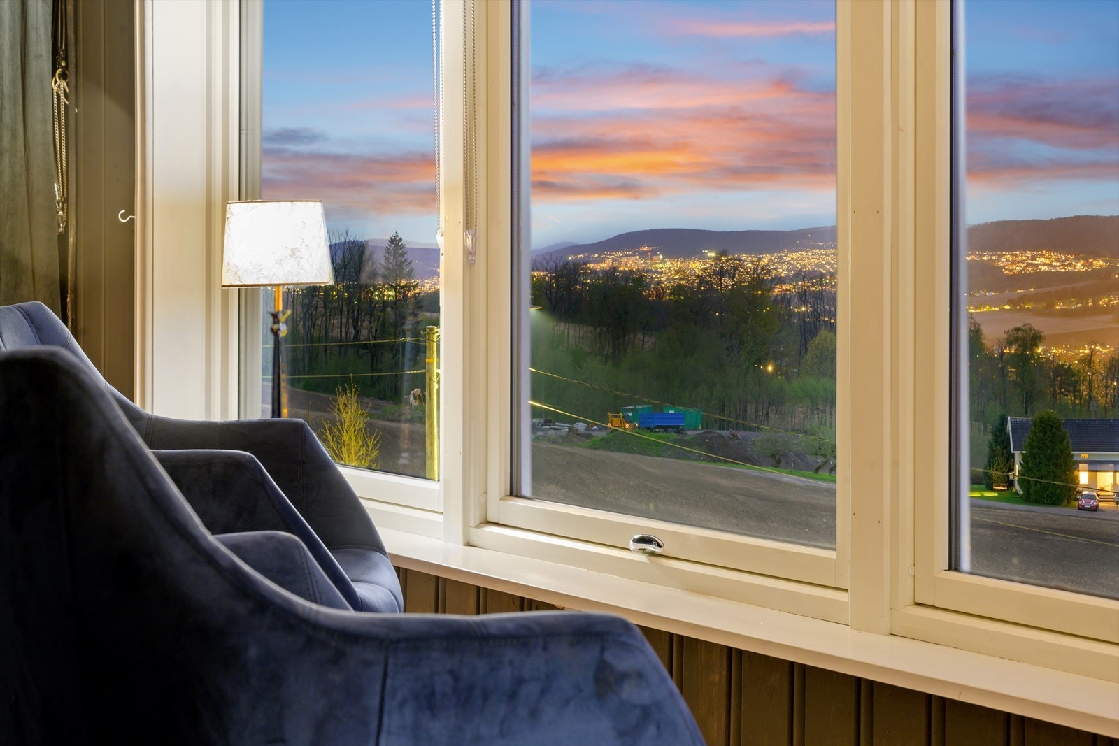 Store vindusflater som gir godt med lysinnslipp. Galleribilde