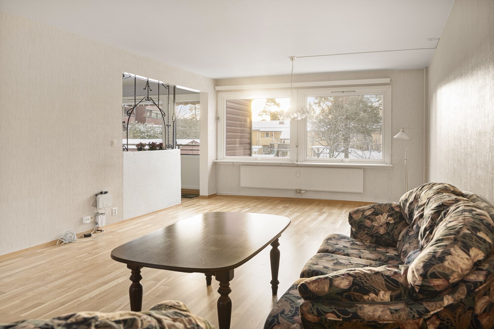 Stuen er romslig og lett å møblere, med god plass til sofagruppe. Galleribilde