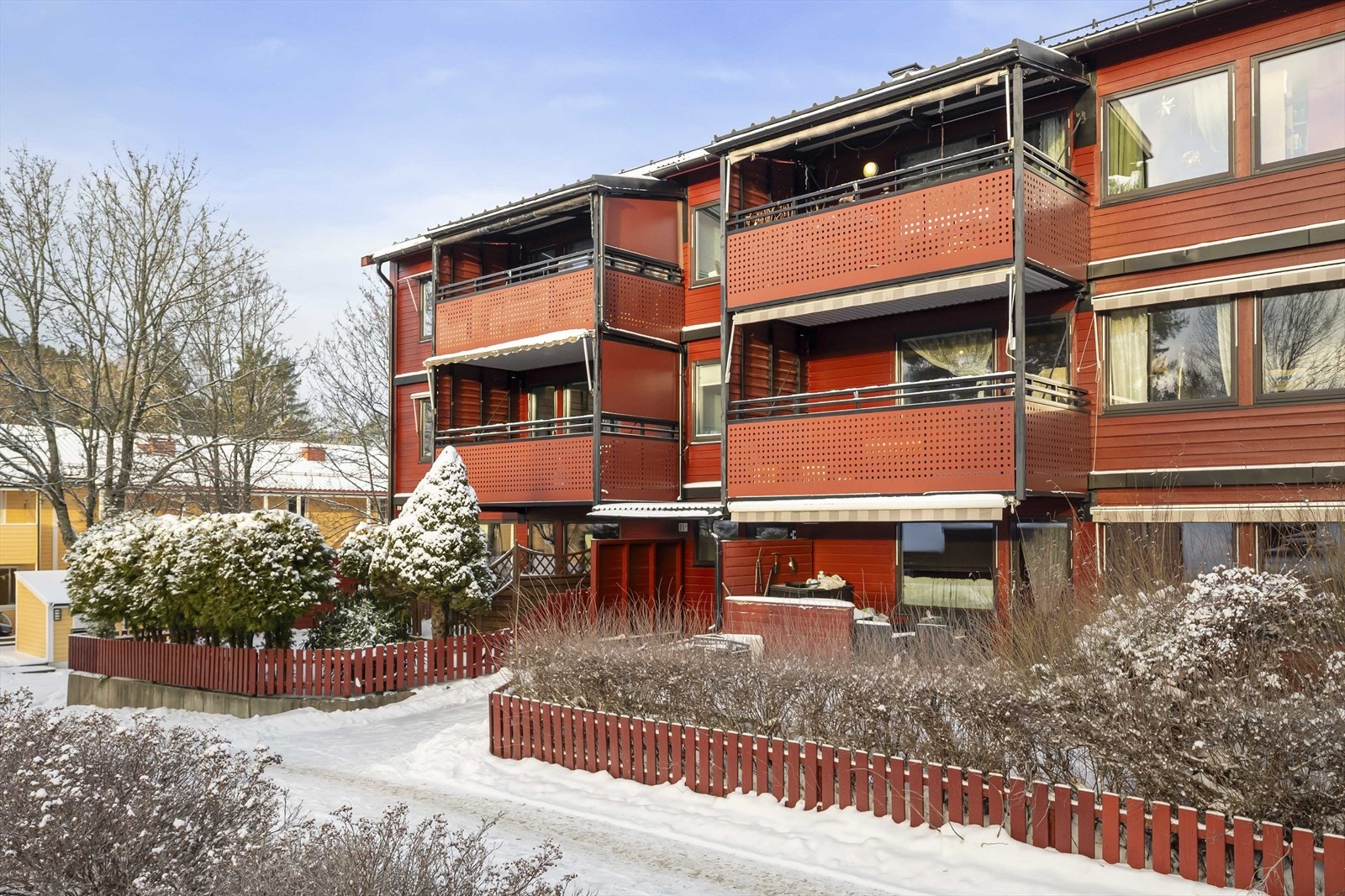 Bygget har en klassisk fasade i trepanel og velholdte uteområder. Galleribilde