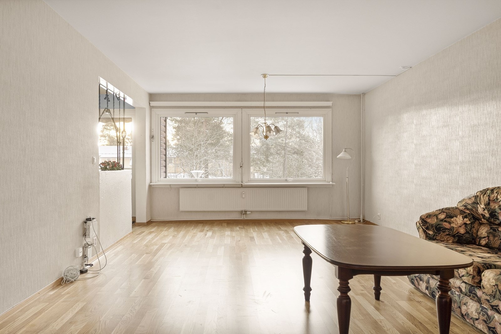 Store vindusflater gir rikelig med naturlig lys inn i stuen. Galleribilde