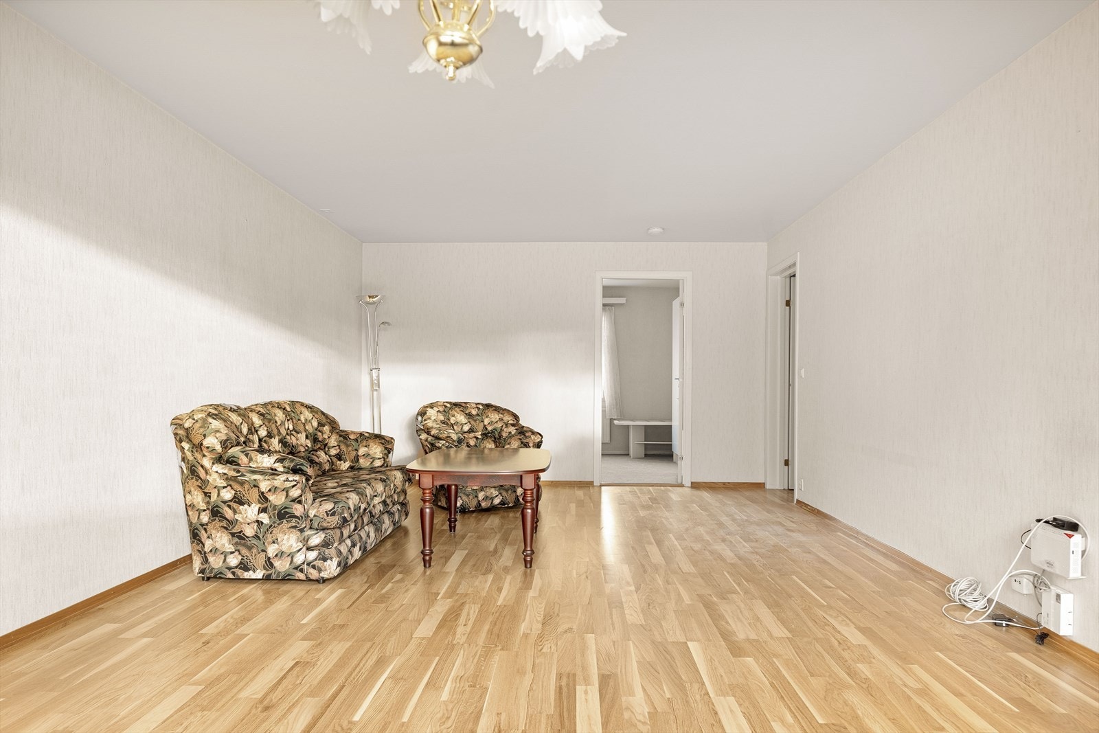 Fra stuen er det adkomst til ett av leilighetens soverom. Galleribilde