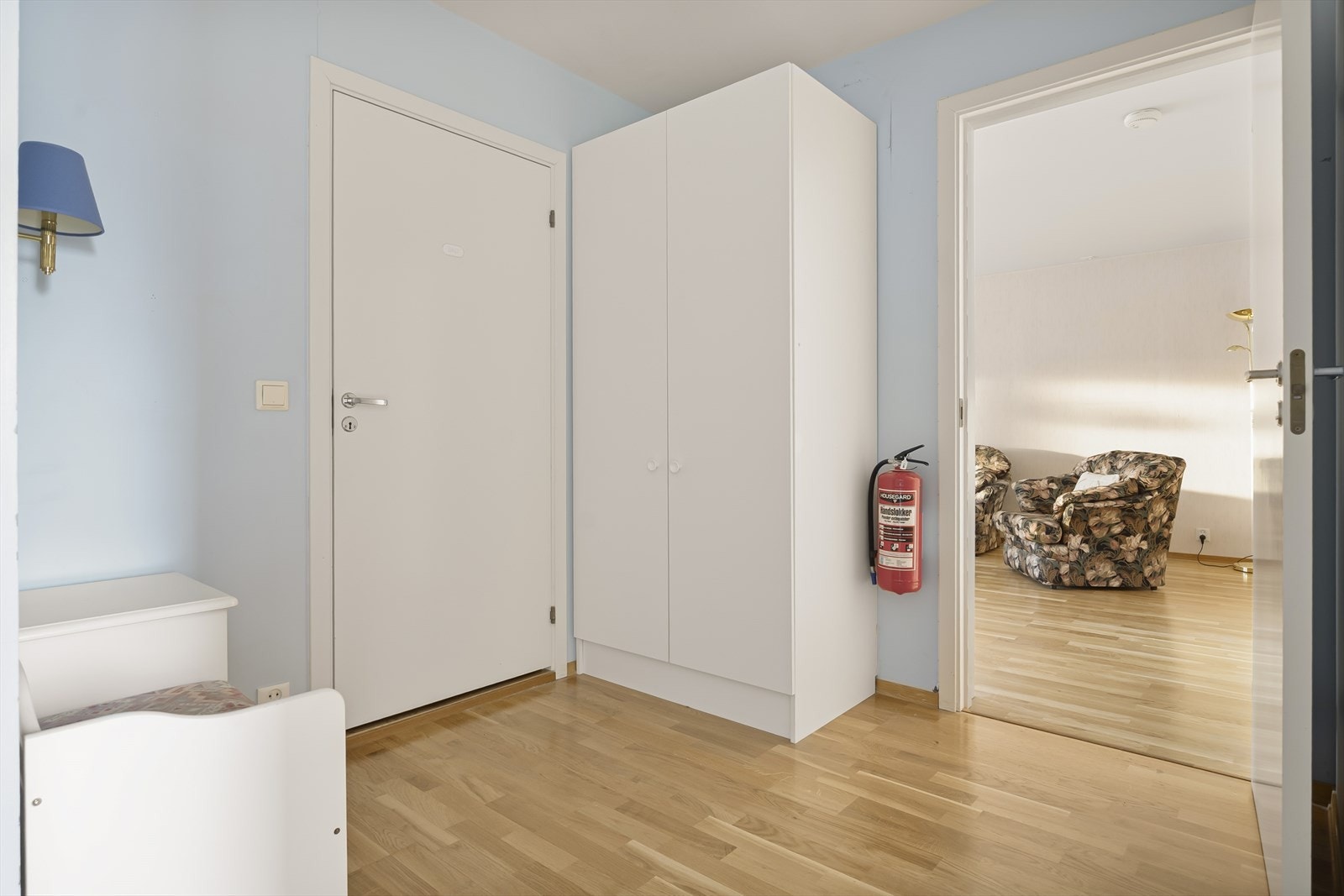 Entréen gir god plass til garderobeløsninger for oppbevaring av yttertøy. Galleribilde